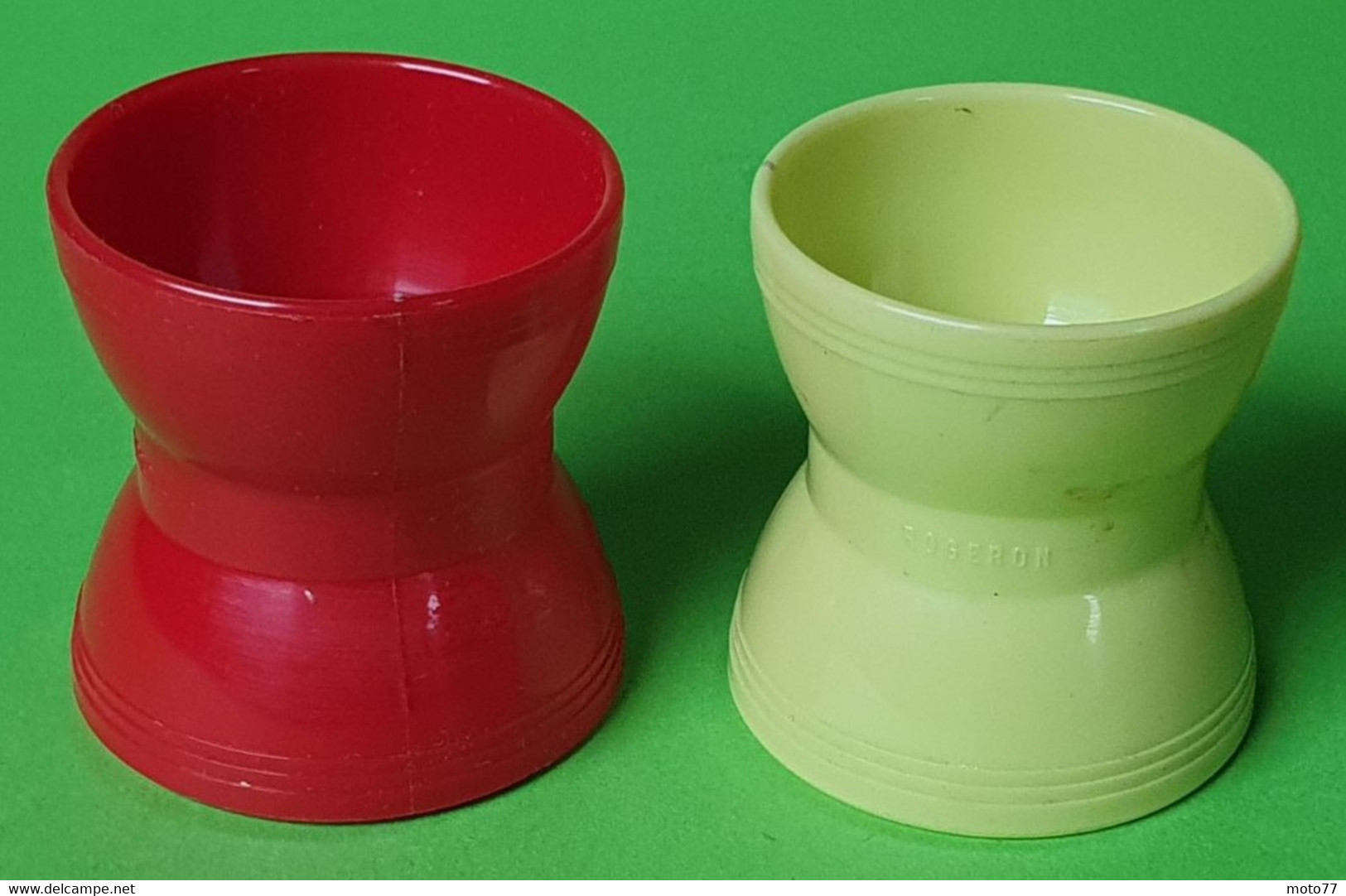 Lot 2 Anciens COQUETIERS - Publicité ROGERON - Plastique - Années 60 - Egg Cups