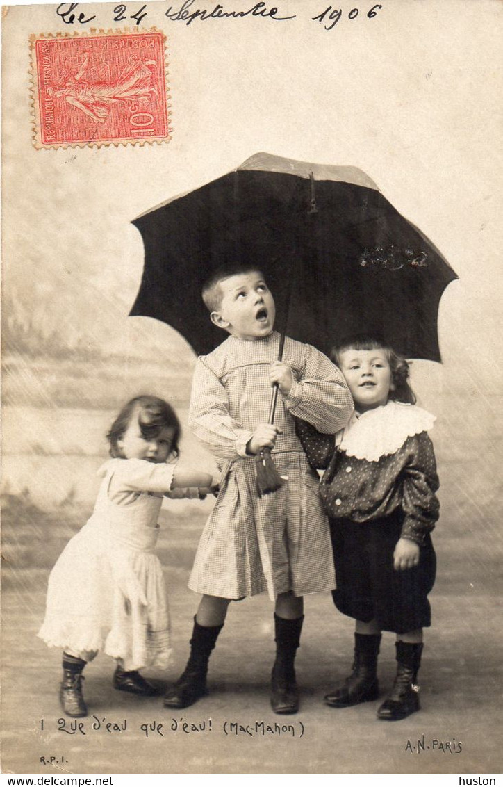 Sortie De L'Ecole "Que D'eau Que D'eau" - Enfants Sous Un Parapluie - Mode