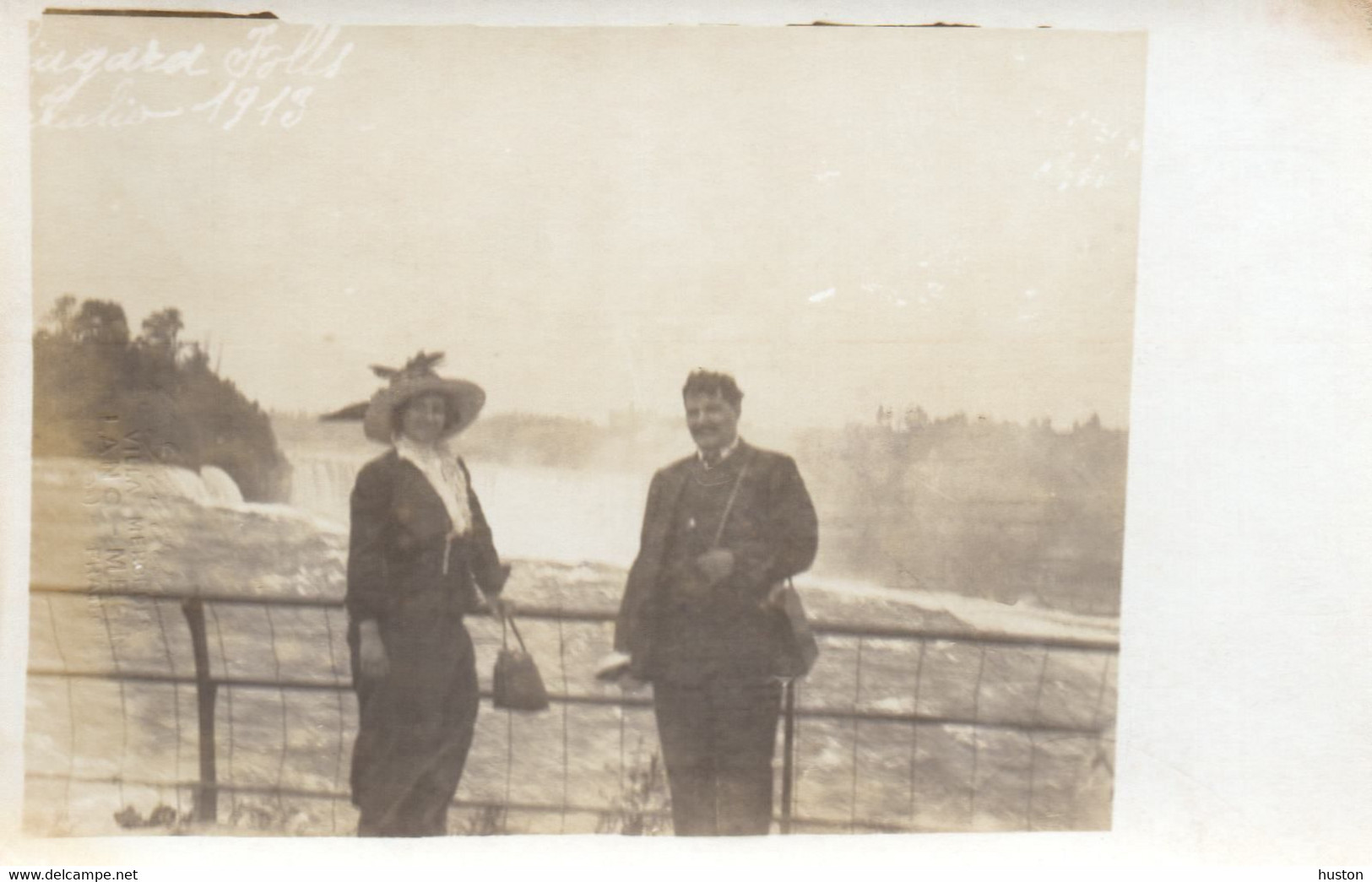 MODE 1900 - Femme Et Homme Devant Des Chutes -  CARTE PHOTO - Mode