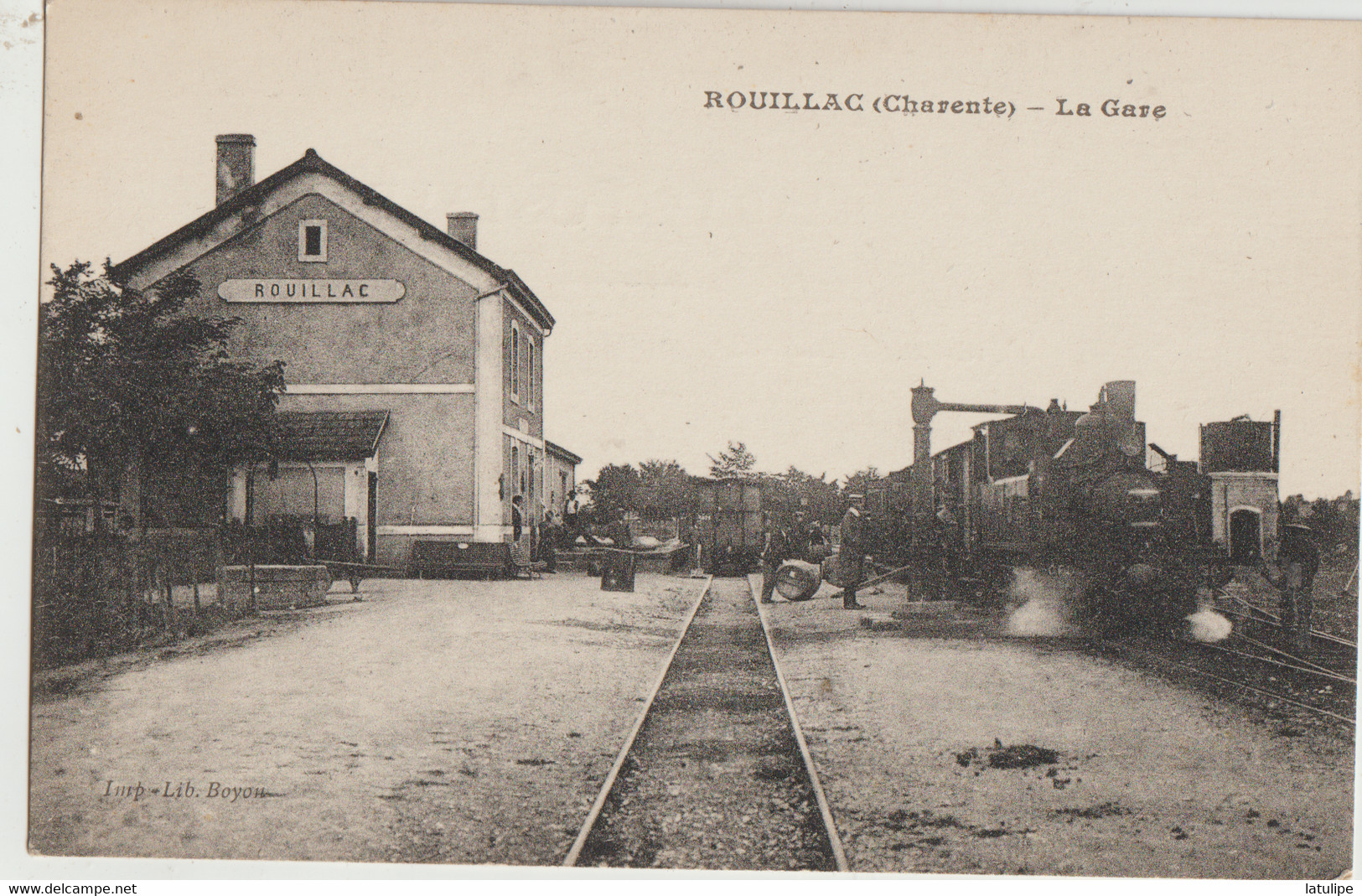 Rouillac  16  La Gare -Train A L'arret Faisant Son Plein D'eau En Dechargement Et Le Quai Bien Animé - Rouillac