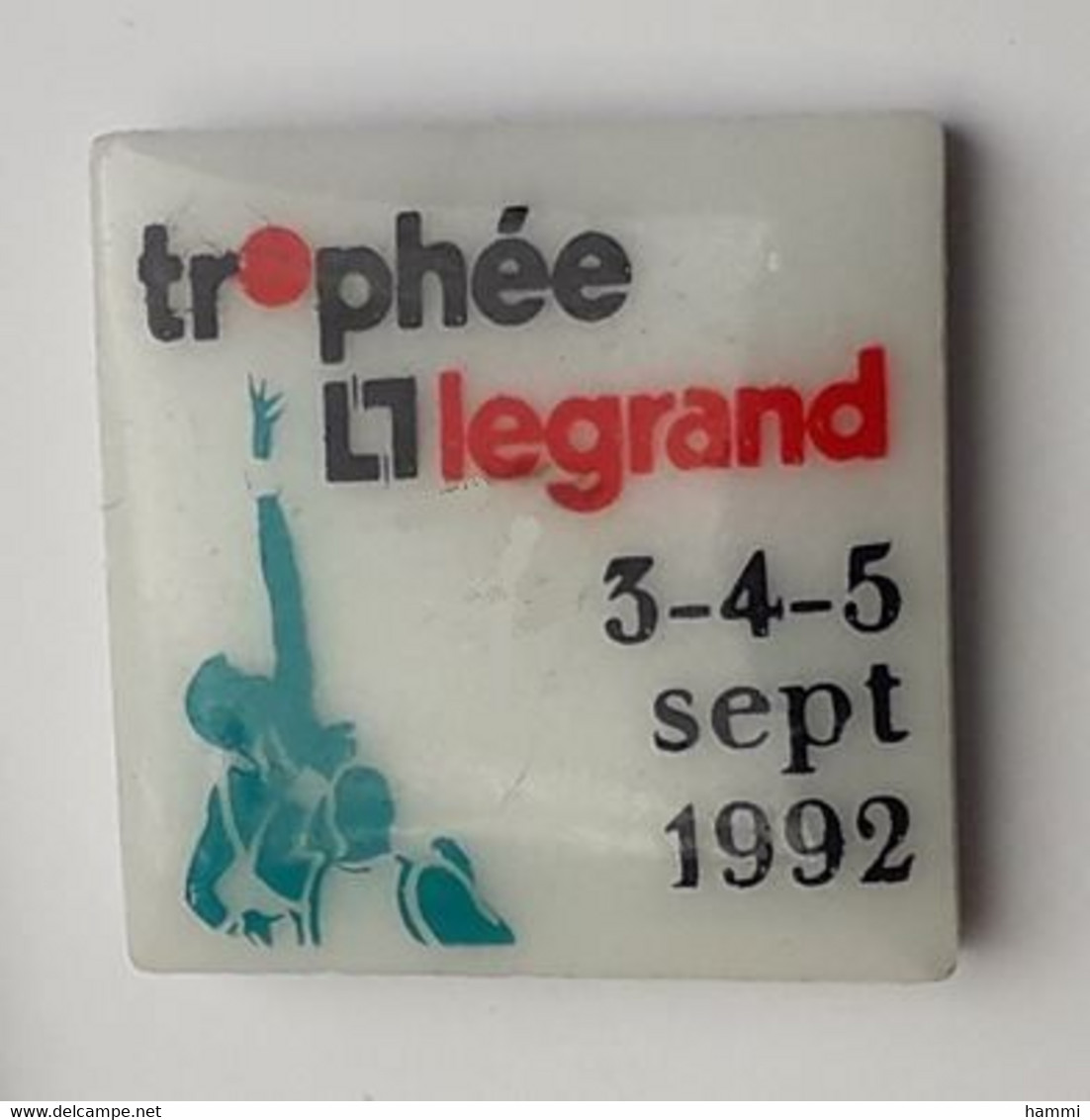 UU11 Pin's Basket Basketball Trophée LEGRAND électricité Sept 1992 Qualité Porcelaine Limoges Thosca - Basketball