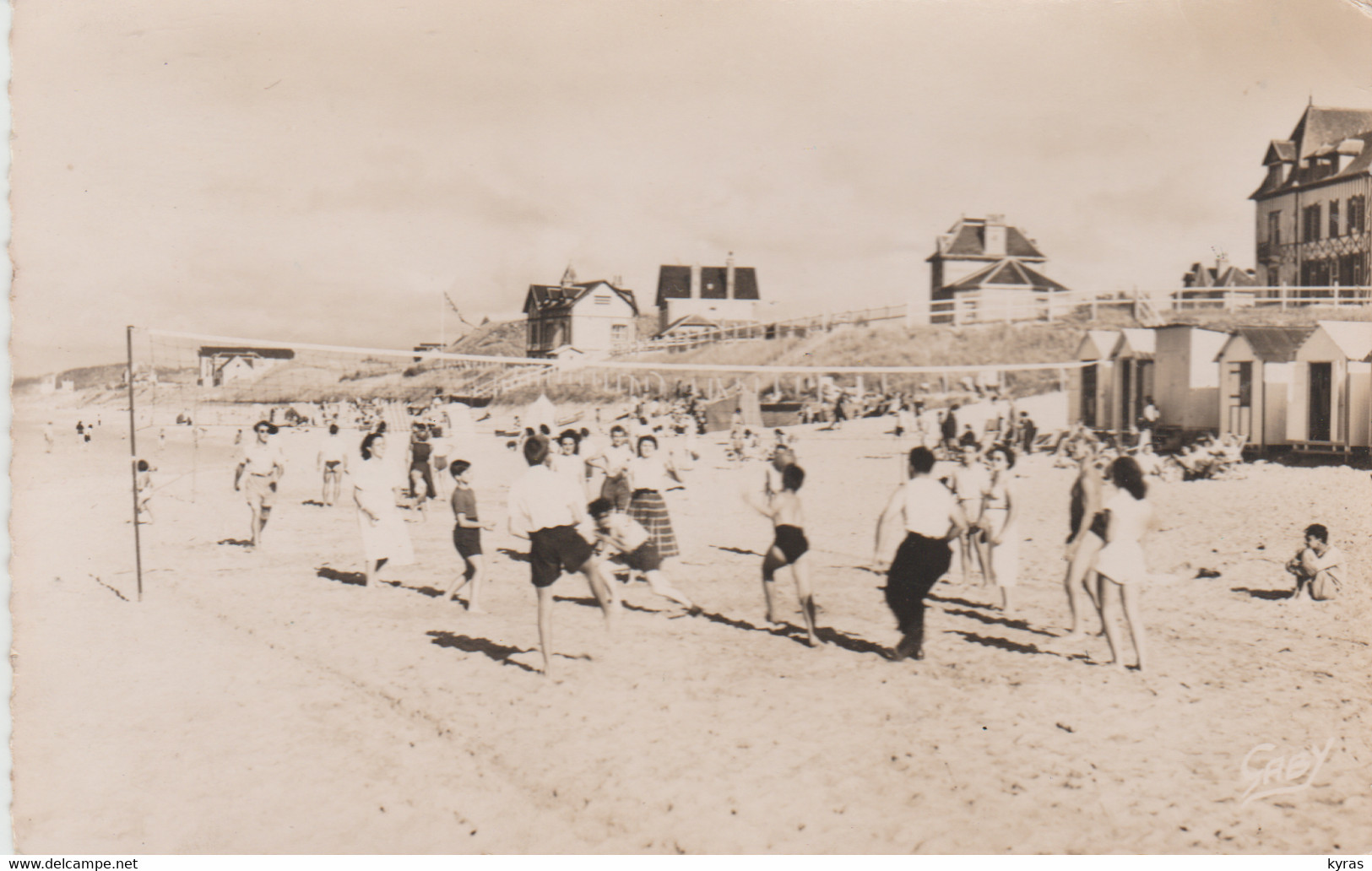 Cpsm 9x14. Sports. (14) Le Home-sur-Mer . Les Jeux Sur La Plage . VOLLEY-BALL - Volleyball