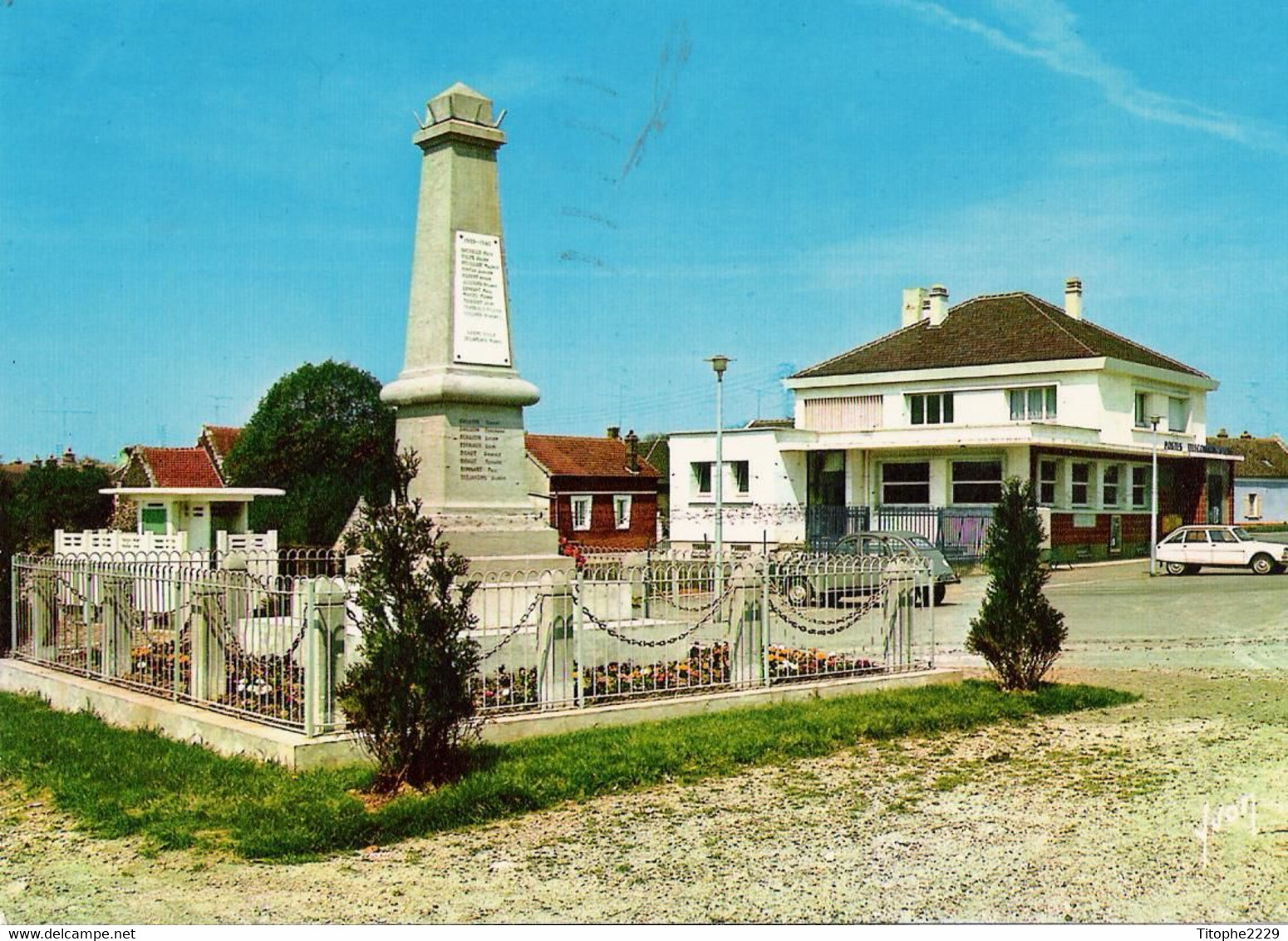 60 - THOUROTTE - Le Monument Aux Morts Et La Poste (toilettes Municipales / Voitures Citroen 2CV Et Ami 8) - Thourotte