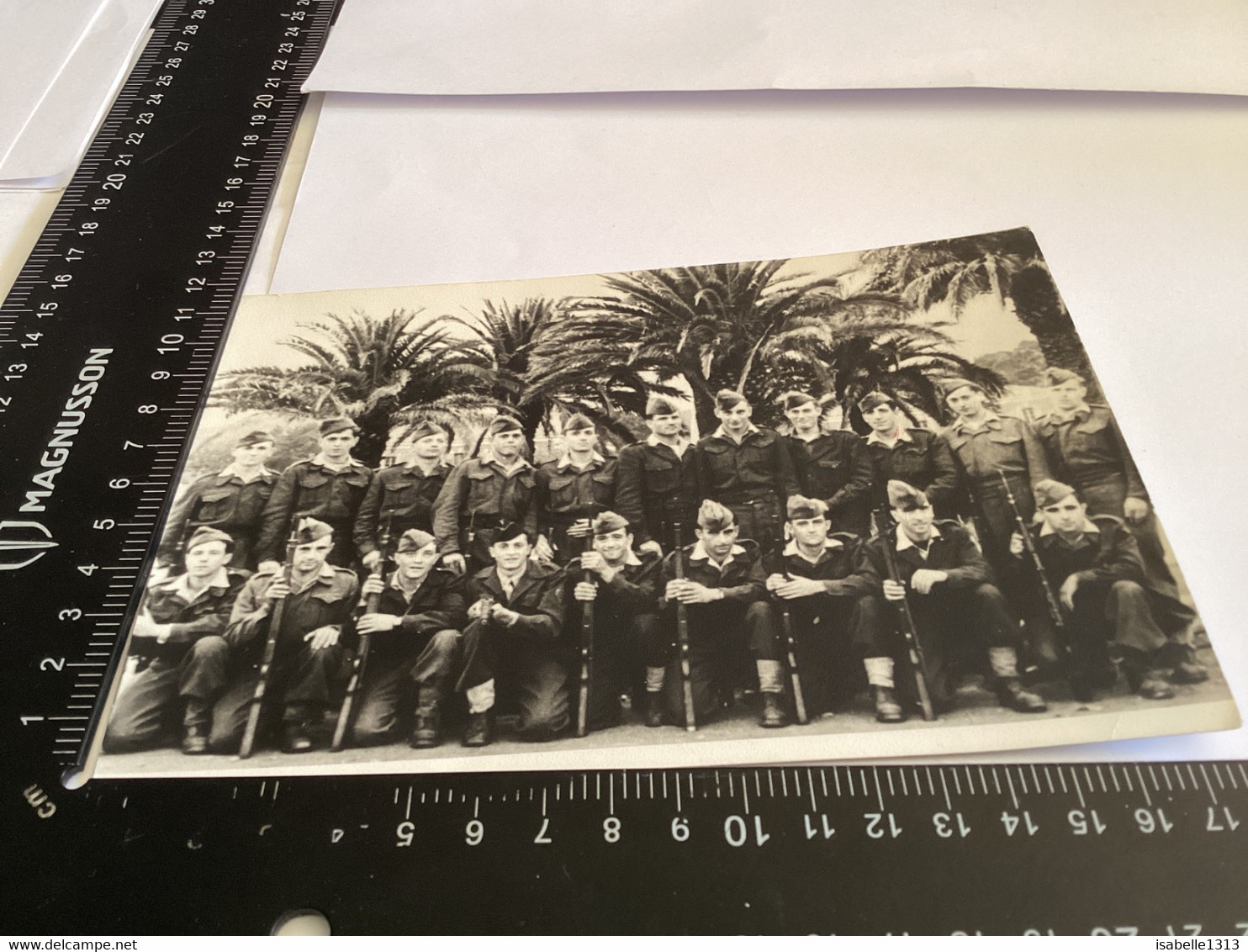 Photo Noir Et Blanc  Homme Militaire. Photos De Groupe Militaire Avec Arme Palmiers Hyères Souvenir Du 14 Juillet - Krieg, Militär