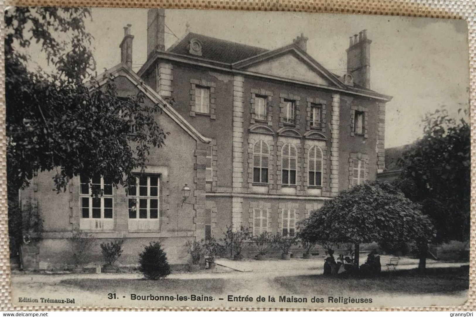 52 Bourbonne Les Bains Entree De La Maison Des Religieuses Parc Religieuses A L Ombre D Un Arbre -tremaux Bel 31 - Bourbonne Les Bains