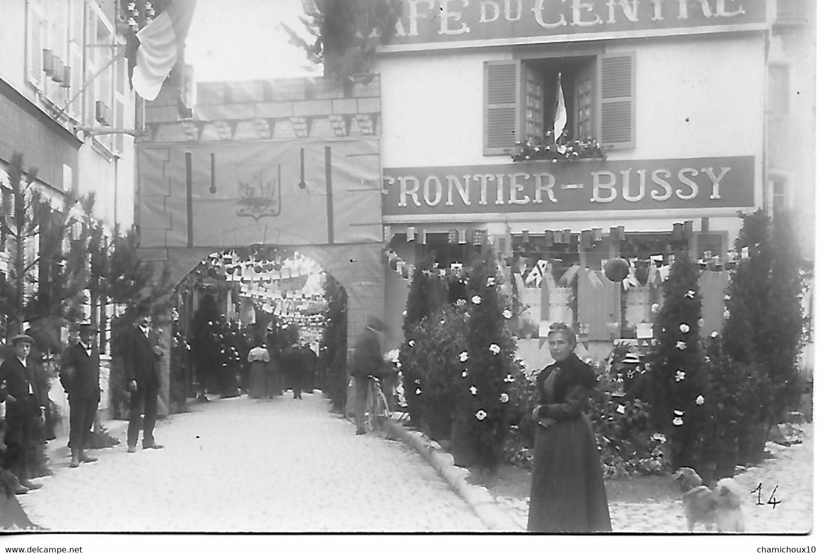 Cpa Photo- A Définir !Café Du Centre FRONTIER-BUSSY-pers.voir Dos Société Des Produits "AS De TRefle" - Cafés