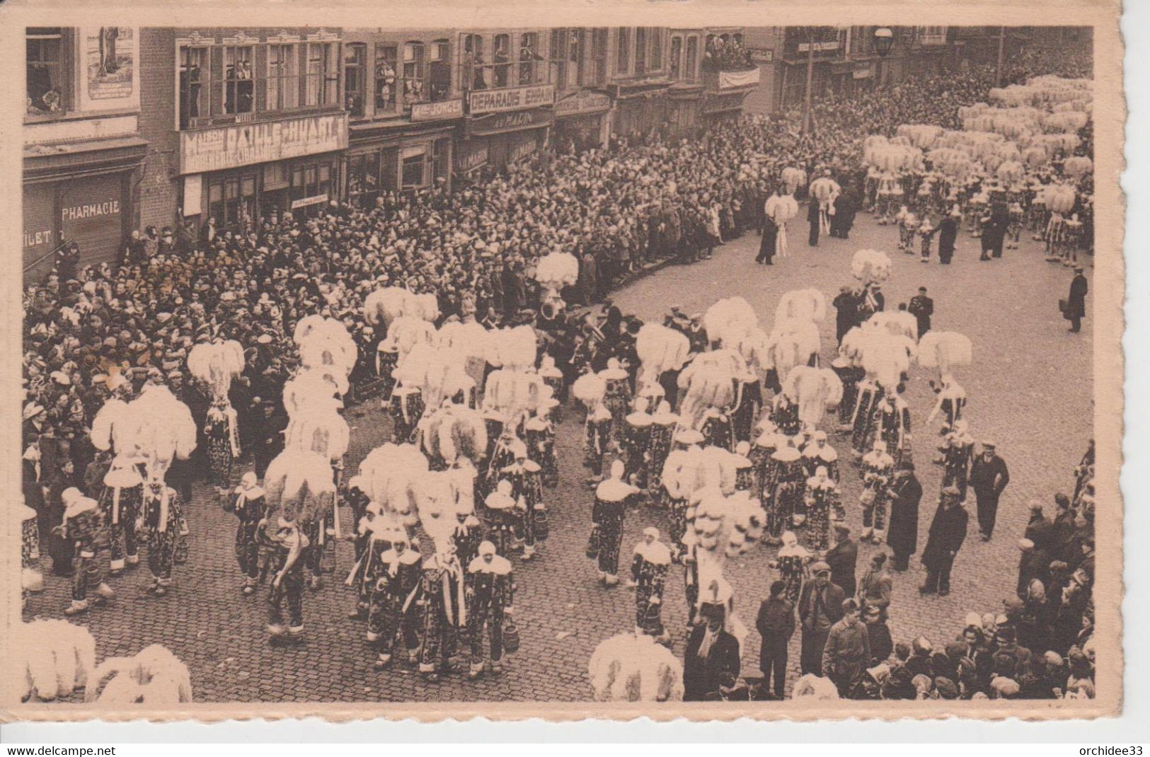 CPA Binche - Carnaval - Groupe De Gilles Au Cortège (très Belle Animation) - Binche