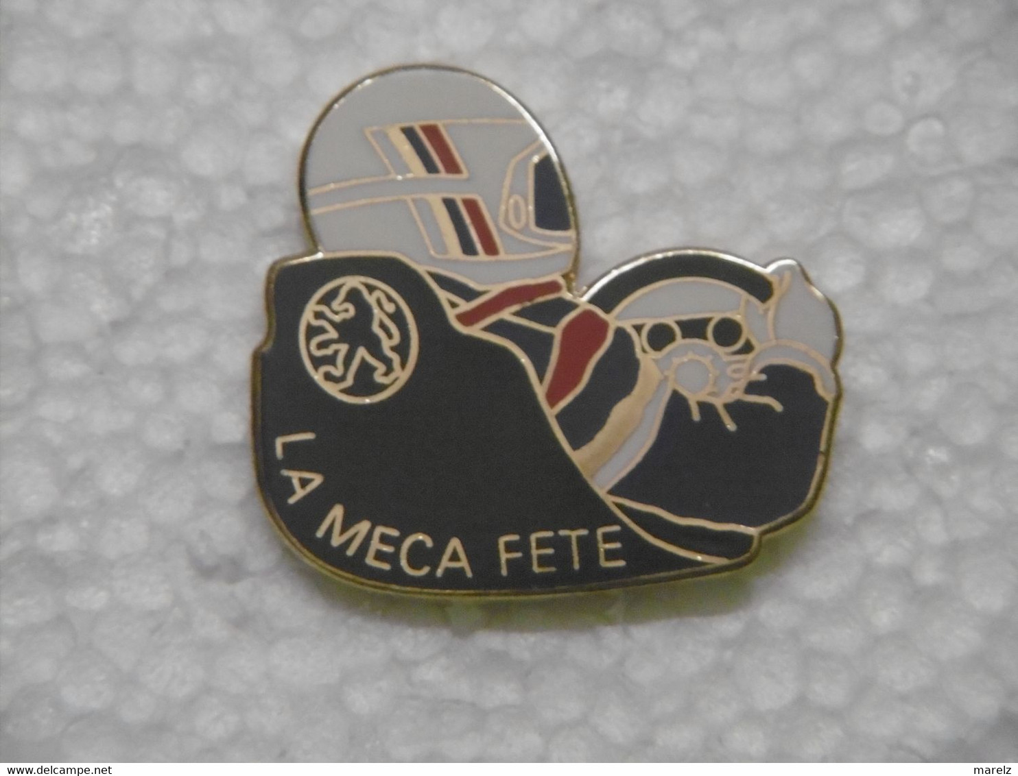 Pin's - Automobile PEUGEOT "LA MECA FETE" - Pins EGF SOCHAUX Badge Pilote Casque Volant Auto - Peugeot