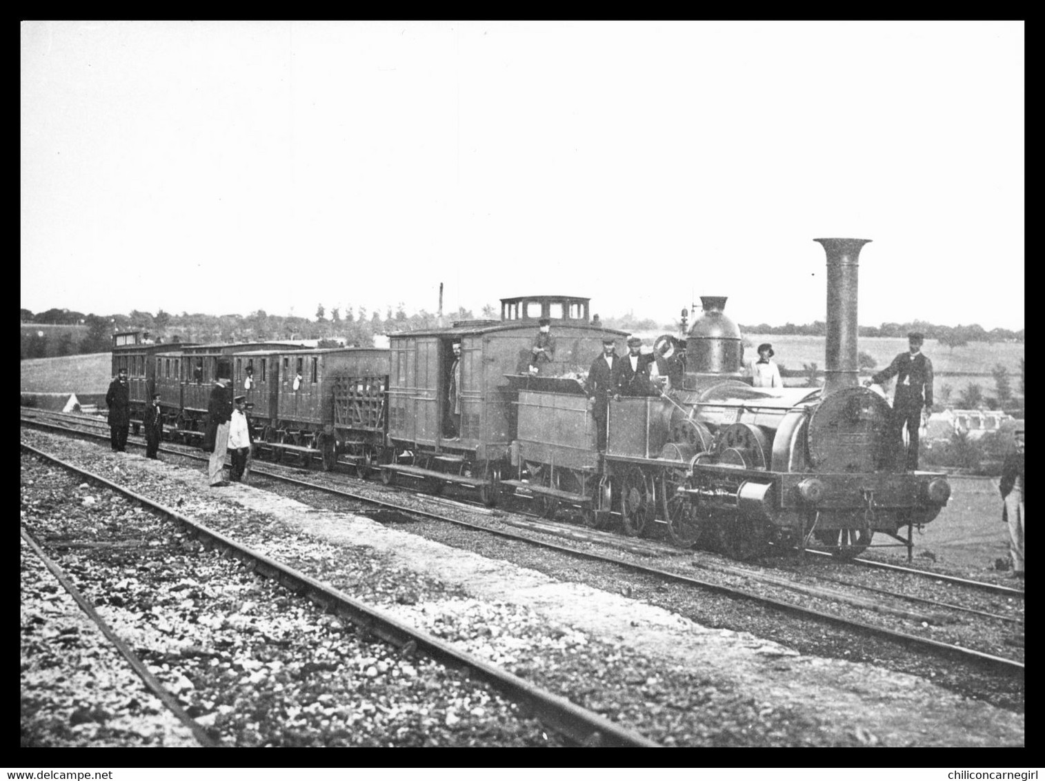 Photo 17,8 X 13 Cm - LA VIE DU RAIL - Train Sur La Ligne PARIS CHERBOURG Vers 1860 Avec Locomotive 021 LISON - Animée - Treinen