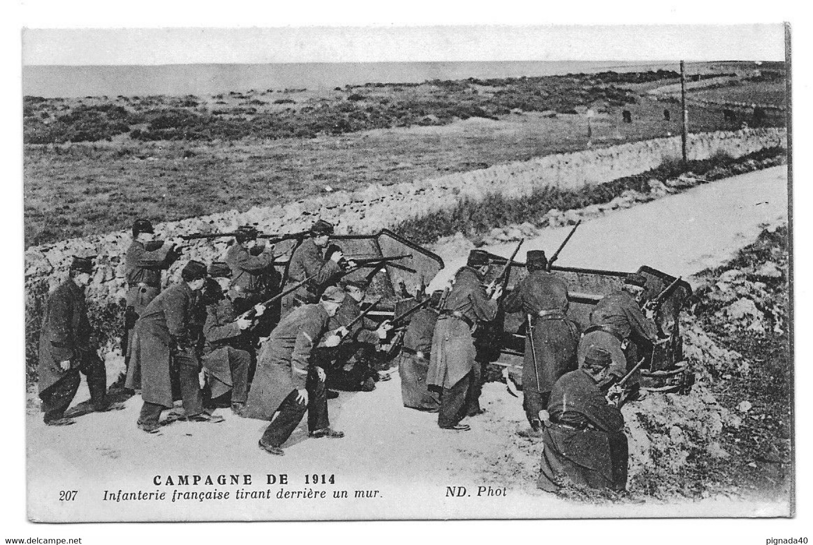 CPA, Campagne De 1914, Infanterie Française Tirant Derrière Un Mur, Militaire, Animée, Poilus - Manoeuvres