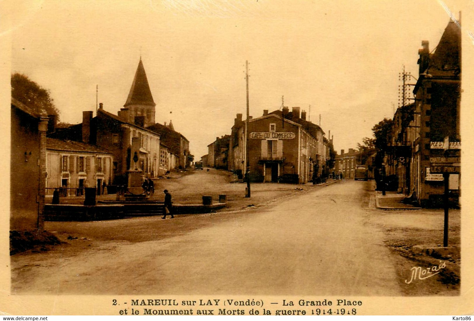 Mareuil Sur Lay Dissais * La Grande Place Et Le Monument Aux Morts De La Guerre 1914 1918 * Café Du Commerce - Mareuil Sur Lay Dissais