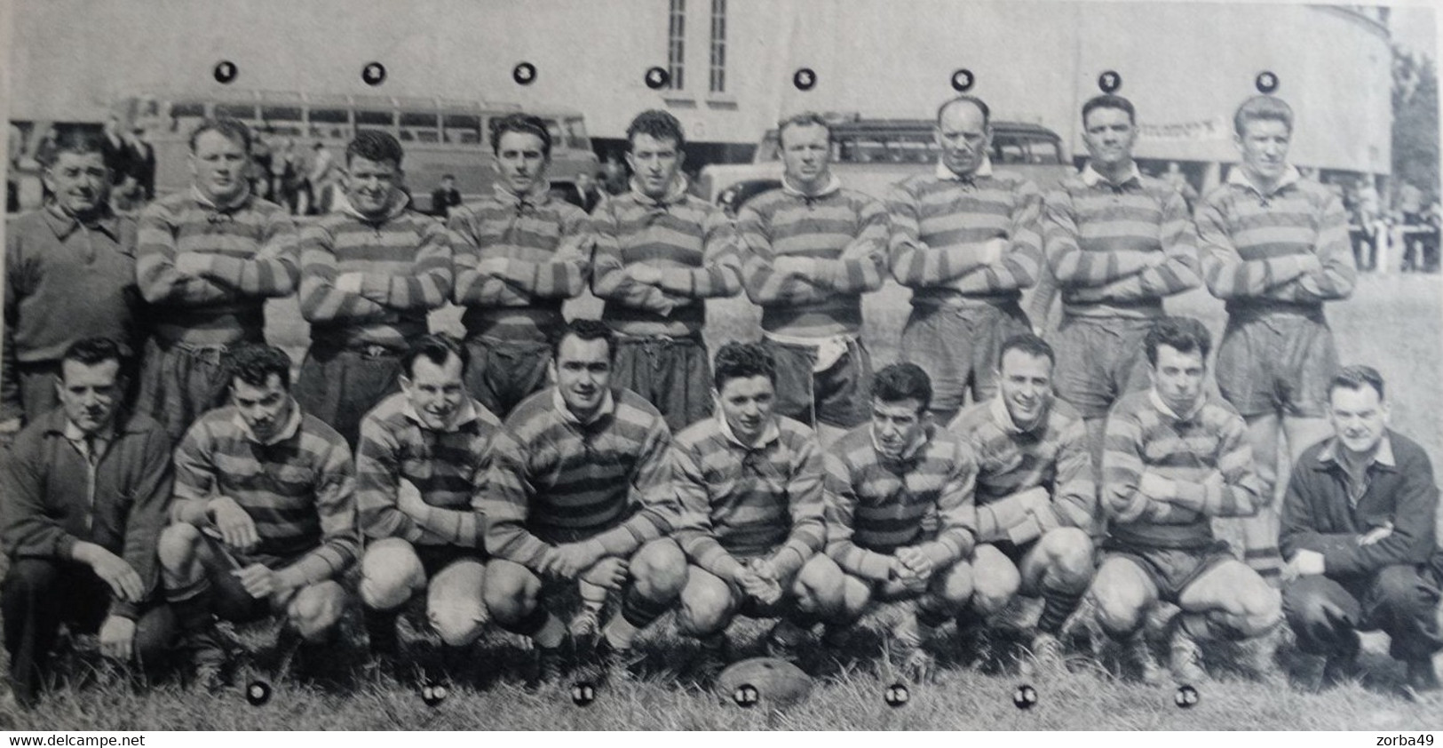 FC GRENOBLE  Grande Photo Légendée Avec Nom Des Joueurs. Découpée Dans Revue De 1954 - Rugby