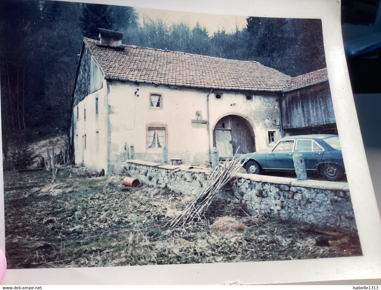 Photo Couleur à Bord Blanc  Devant Sa Maison Ferme Voiture  504 Peugeot Vosges - Persone Anonimi