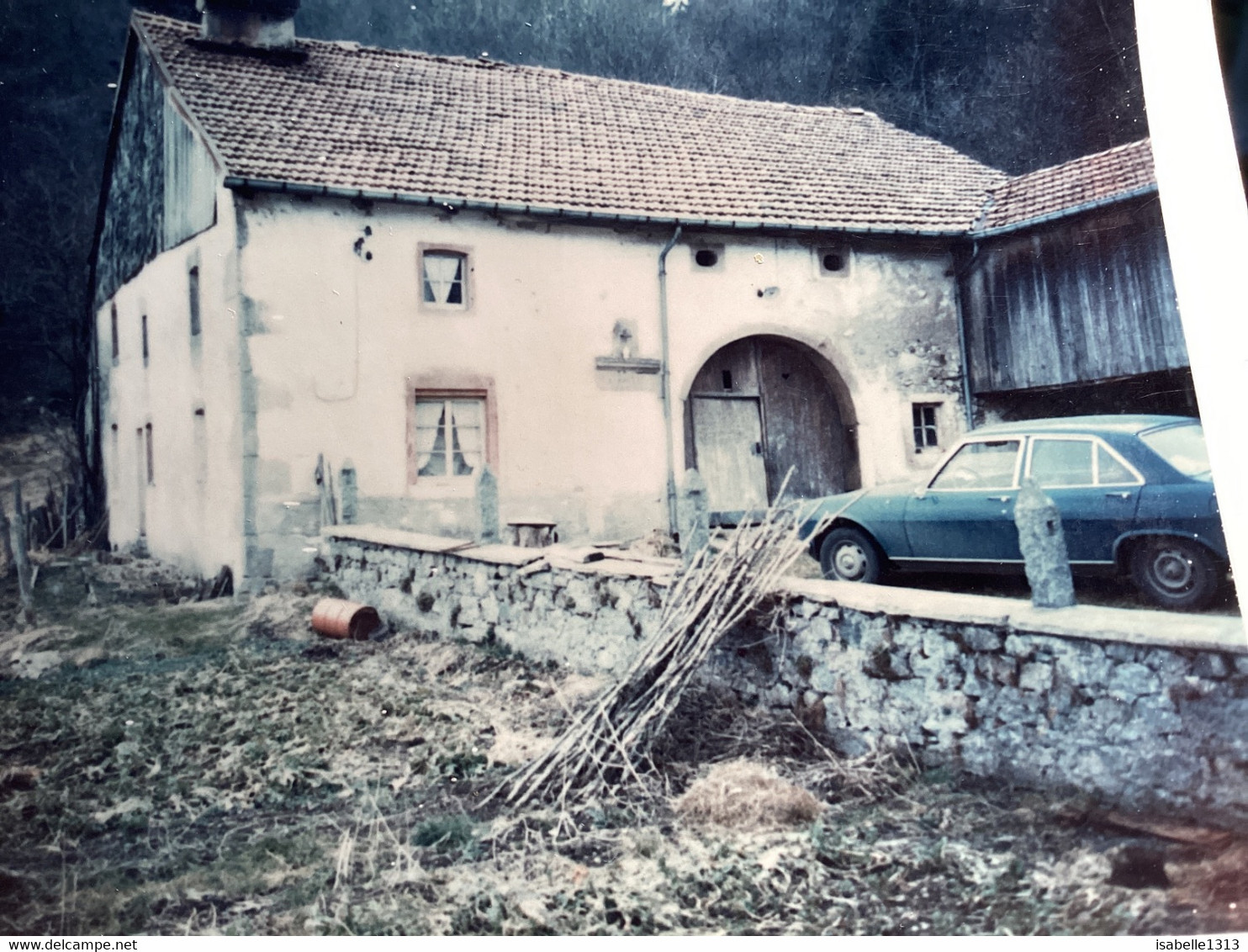 Photo Couleur à Bord Blanc  Devant Sa Maison Ferme Voiture  504 Peugeot Vosges - Persone Anonimi
