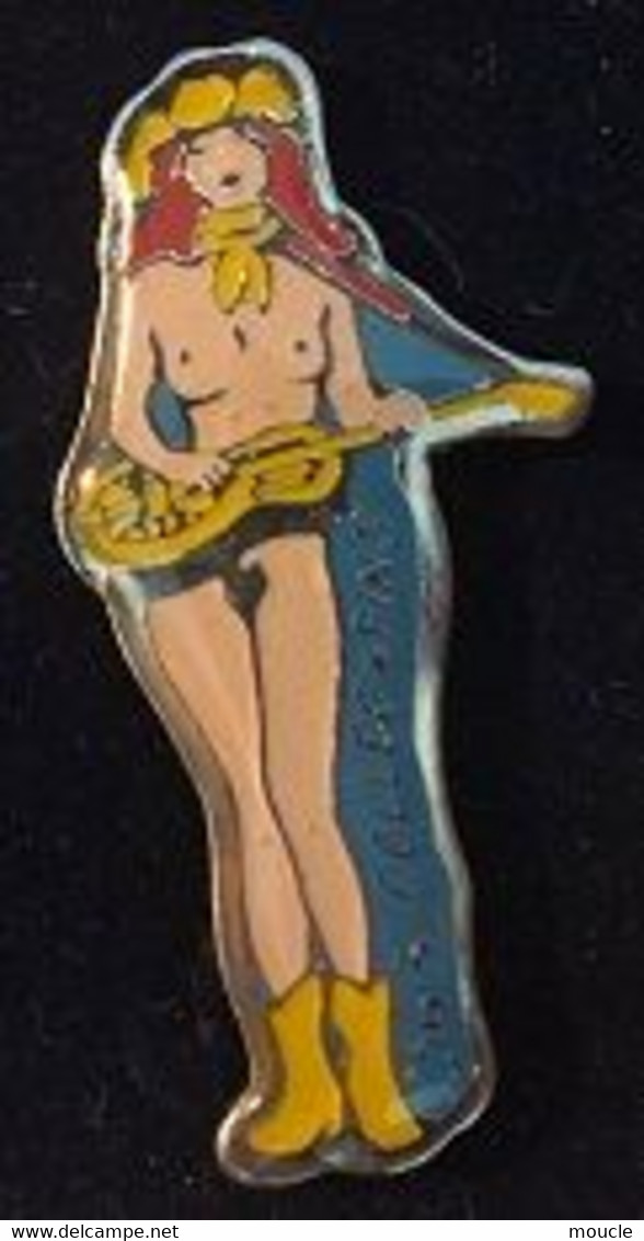 PIN UP - FEMME ROUSSE QUI JOUE DE LA GUITARE - 3615 COLLEC PIN'S - CHAPEAU - PIN-UPS  -        (29) - Pin-ups