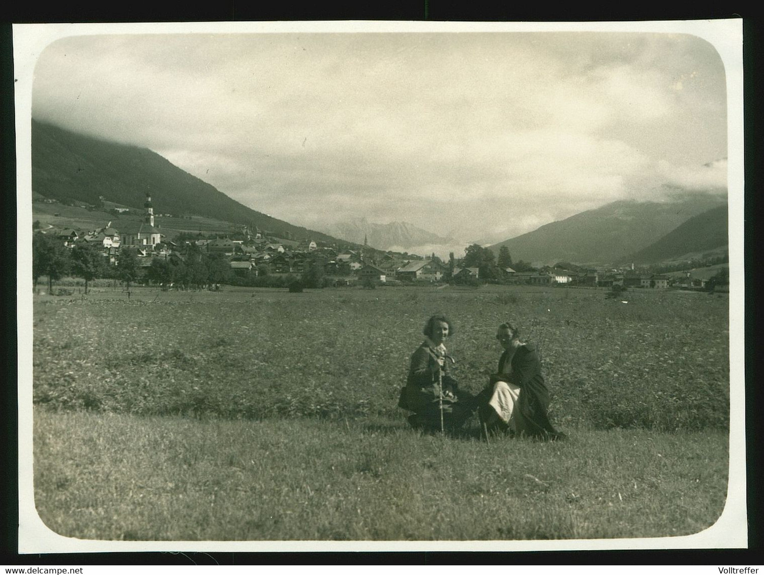 Orig. Foto 1922 Zwei Junge Mädchen Auf Wanderung Vor Telfes, Ortspartie Mit Alpen Im Hintergrund - Telfs