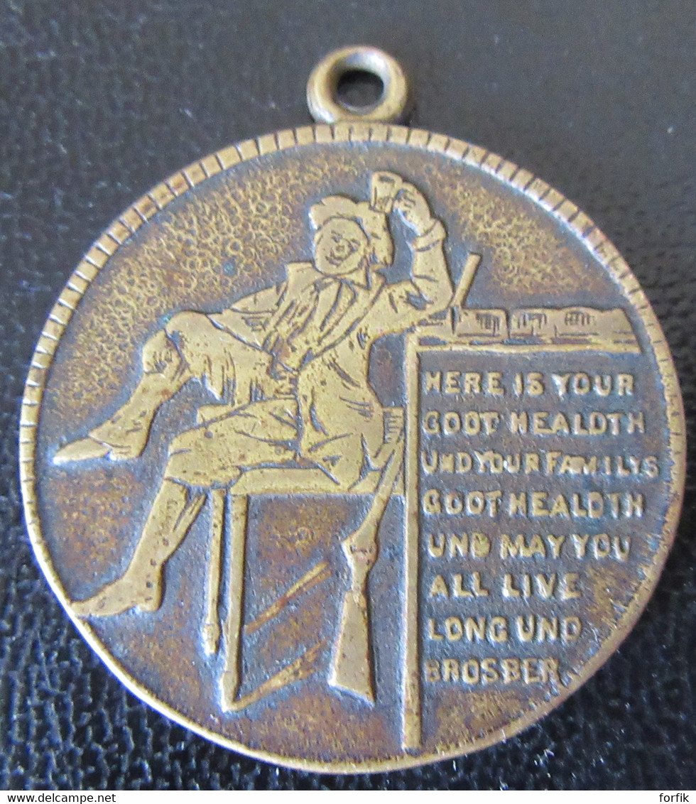 Médaille En Laiton à Identifier - "Better Smoke Here Than Herafter" - Diam. 32mm, 10,85g - Firma's