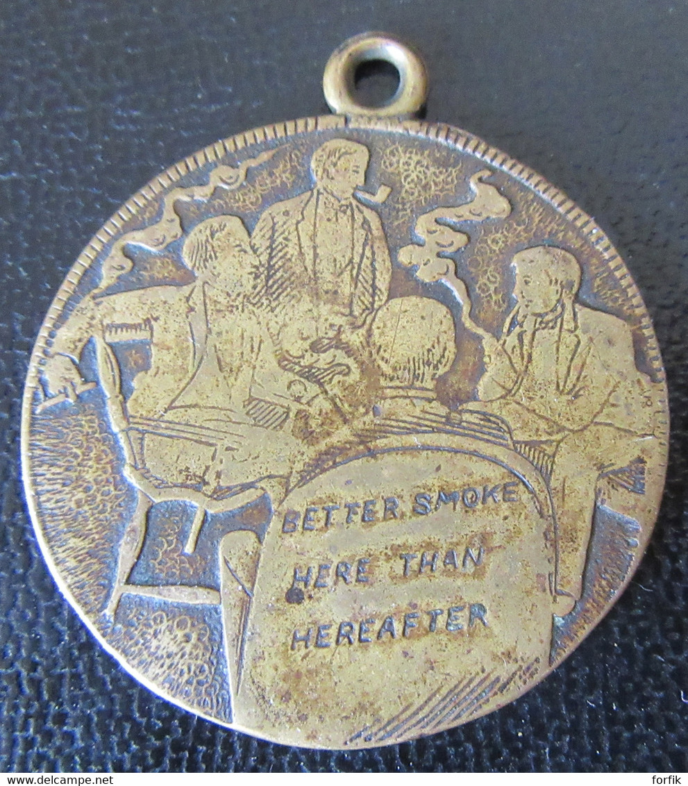 Médaille En Laiton à Identifier - "Better Smoke Here Than Herafter" - Diam. 32mm, 10,85g - Firma's