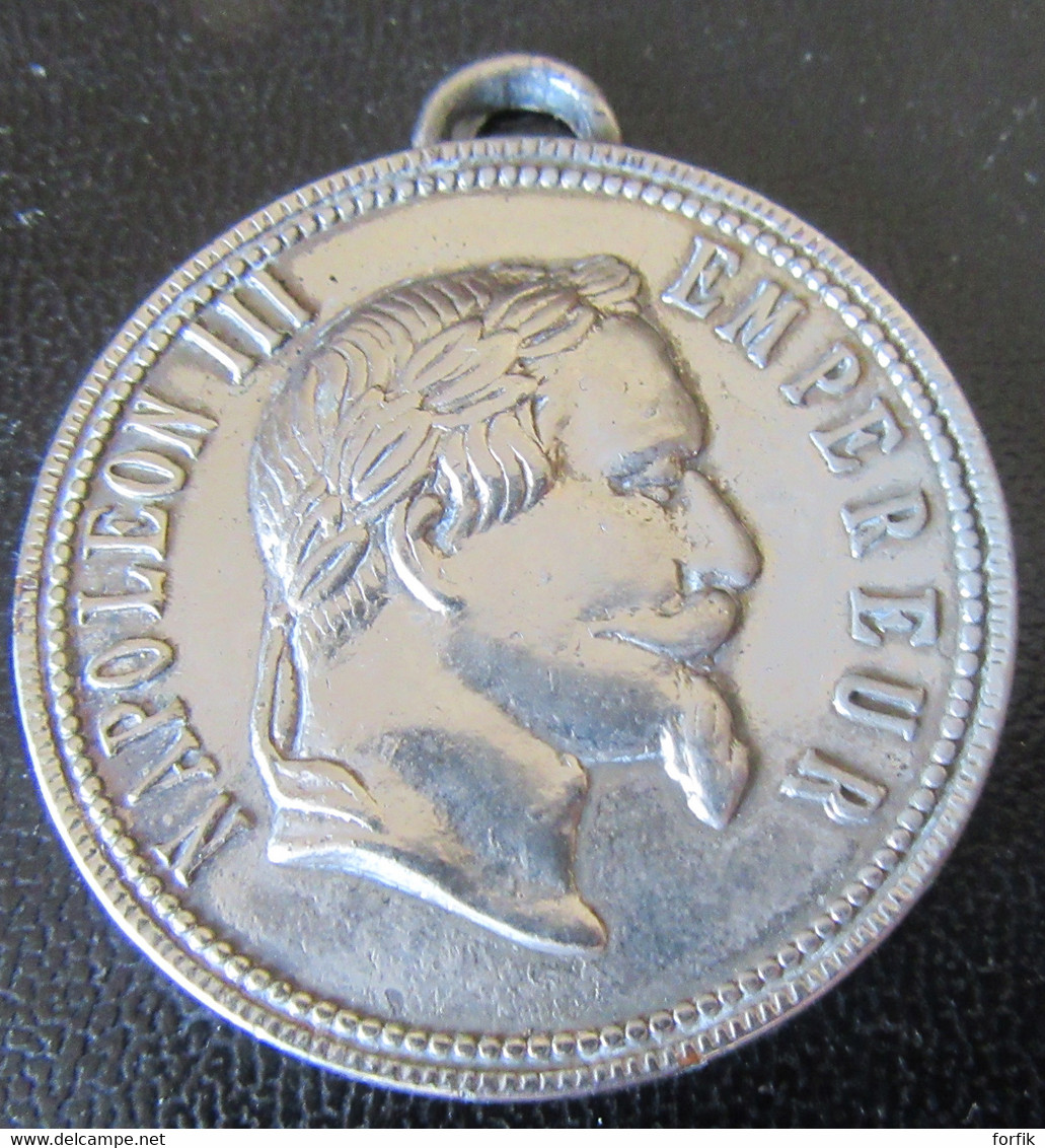 France - Médaille Moderne Figurant Un écu Napoléon III En Métal Argenté - Royal / Of Nobility