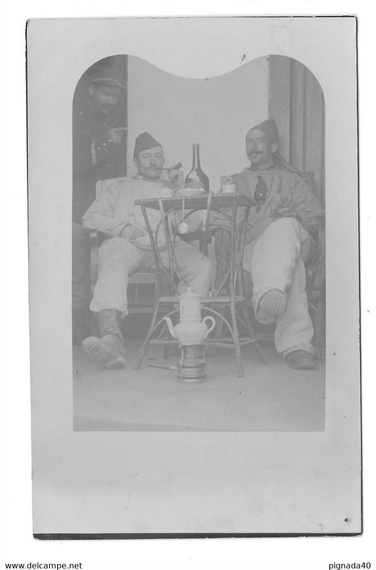 CPA, Carte Photo, 1914-18, Militaire En Pause, Poilus, Pipe, Boisson Zouave? VOIR SCANNE - Personen