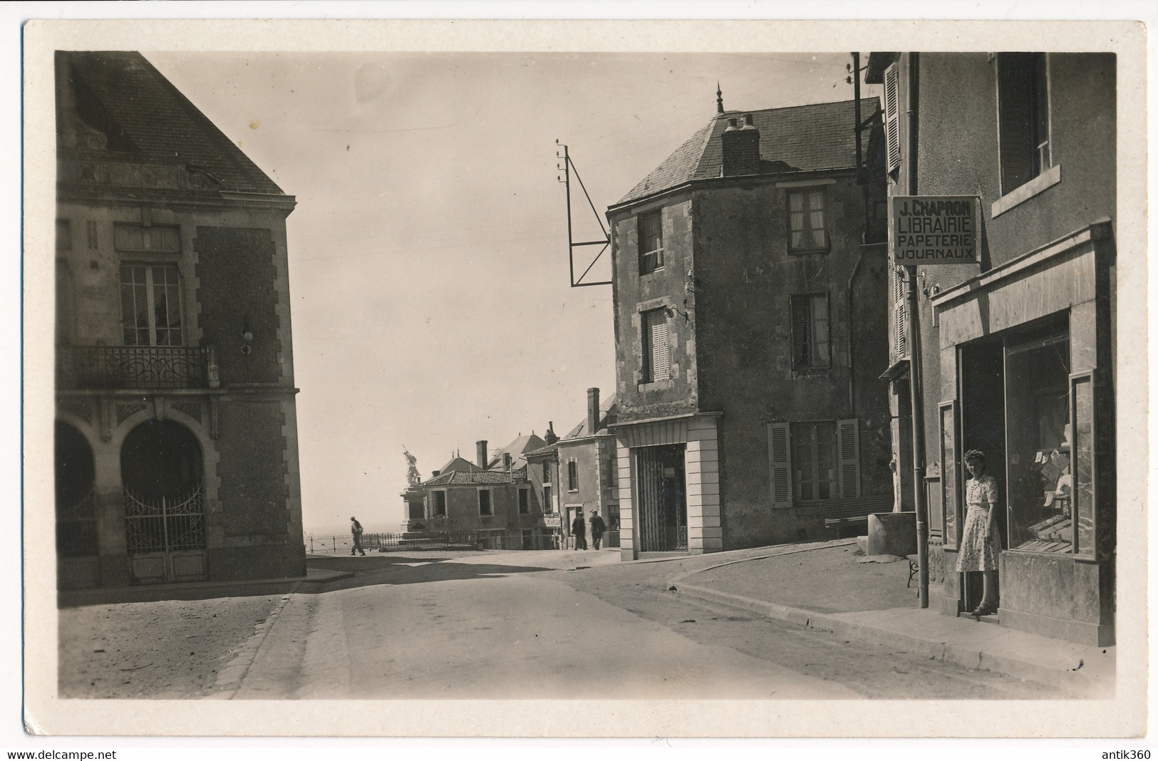 CPSM 85 POUZAUGES Place De L'Hôtel De Ville Librairie Papeterie Chapron - Pouzauges