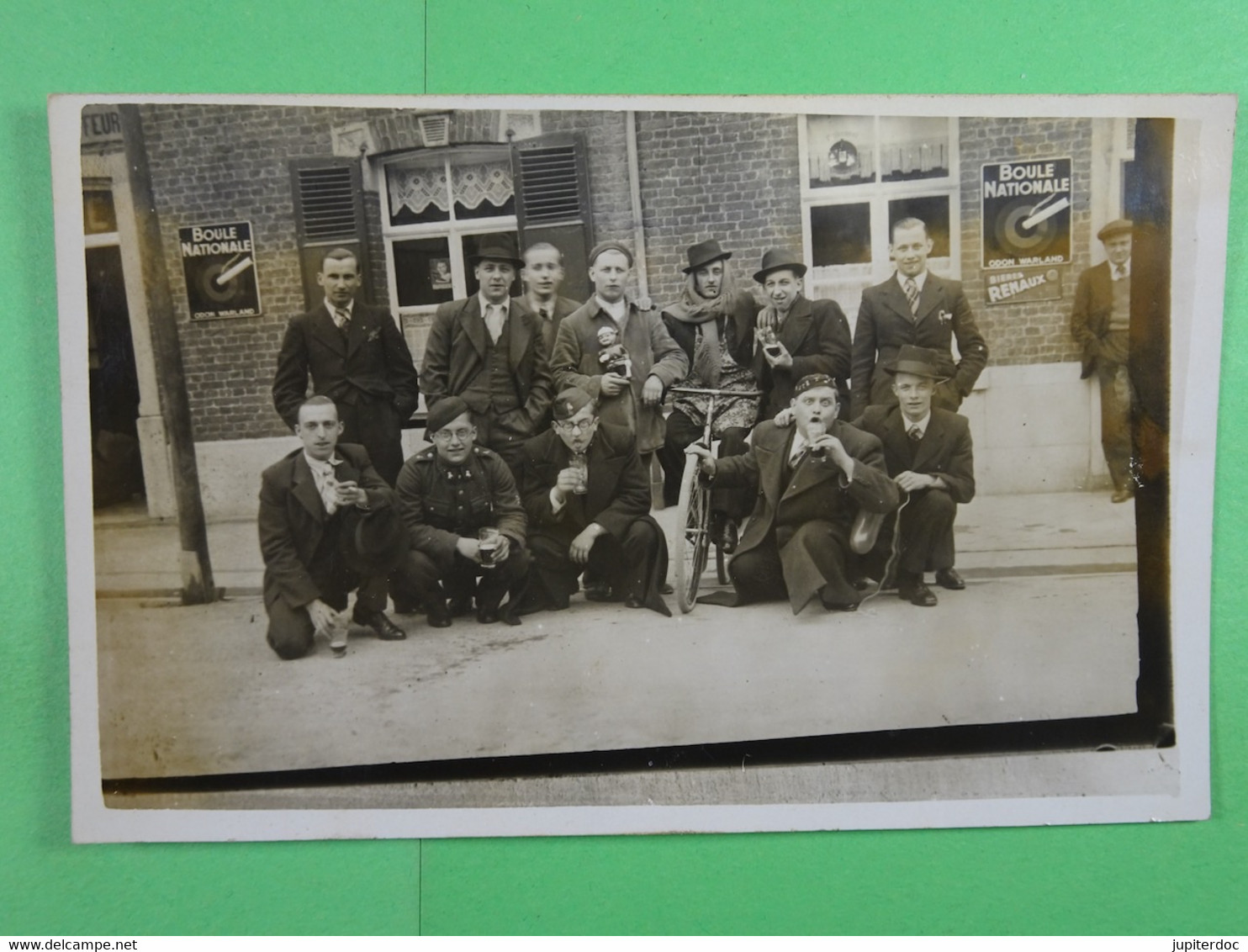 Carte Photo Froidchapelle Groupe D'hommes (dont Militaire) Devant Un Magasin - Froidchapelle