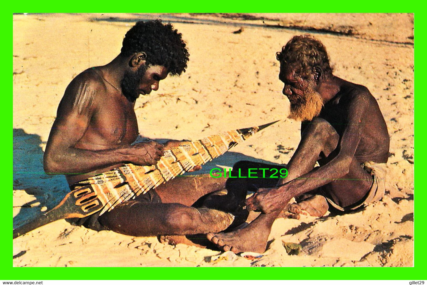 MELVILLE ISLAND, AUSTRALIE - ABORIGINES CARVING A PUKAMUNI CEREMONIAL SPEAR - PHOTOGRAPH BY CHARLES P. MOUNTFORD - - Zonder Classificatie