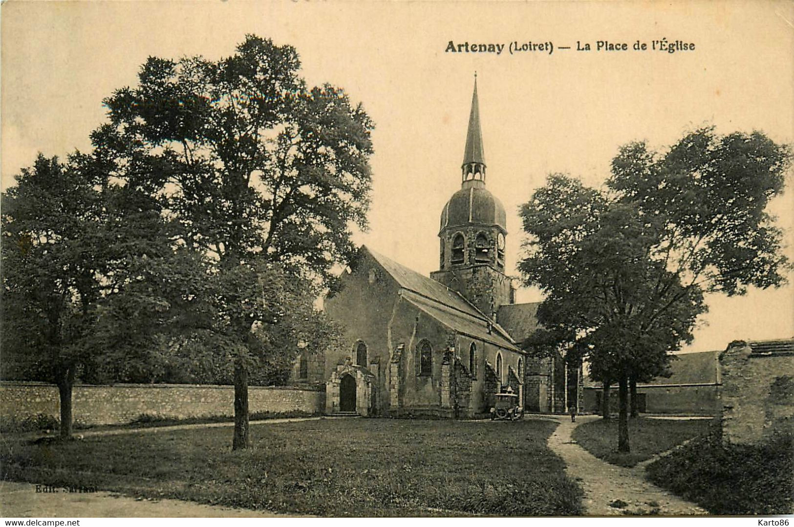 Artenay * La Place De L'église Du Village - Artenay