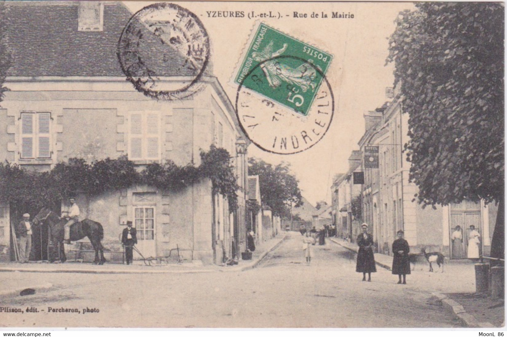 37 - REUGNY - 1908 - PLACE DE HOTEL DE VILLE PRES DE L'EGLISE - Reugny