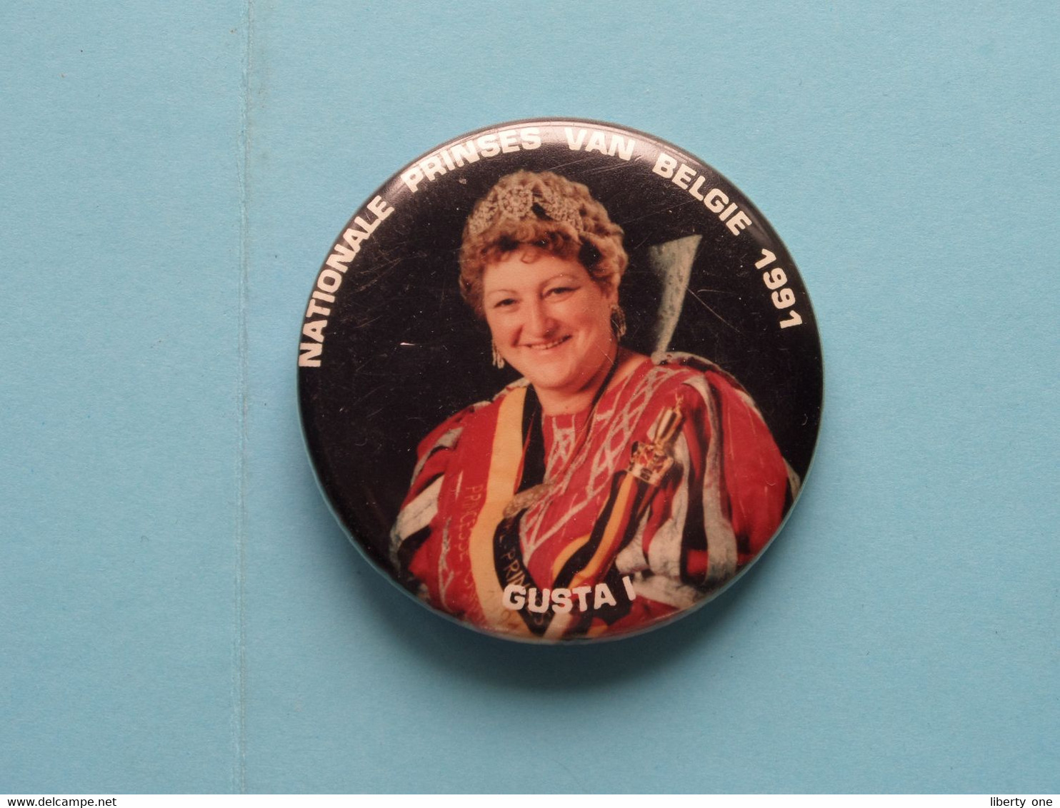 " GUSTA " Nationale PRINSES Van BELGIË 1991 > Zie / Voir Scans ( Button / Speld ) 5,5 Cm. ! - Fasching & Karneval