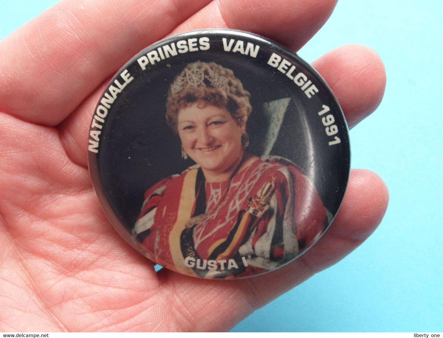 " GUSTA " Nationale PRINSES Van BELGIË 1991 > Zie / Voir Scans ( Button / Speld ) 5,5 Cm. ! - Fasching & Karneval