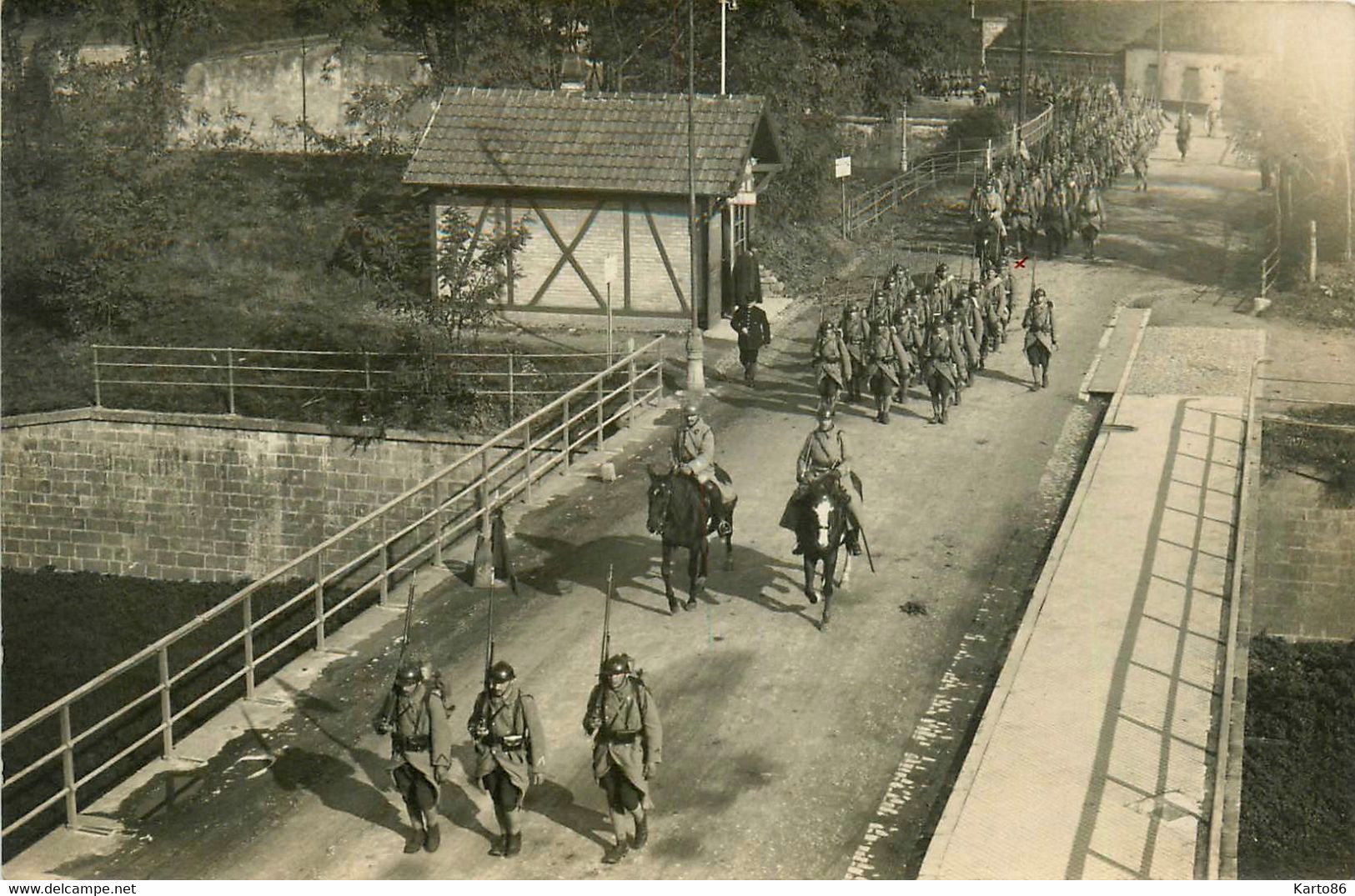 Neuf Brisach * Carte Photo * Le Passage Des Troupes Sur Le Pont * Bureau De L'octroi * Militaire Militaria - Neuf Brisach