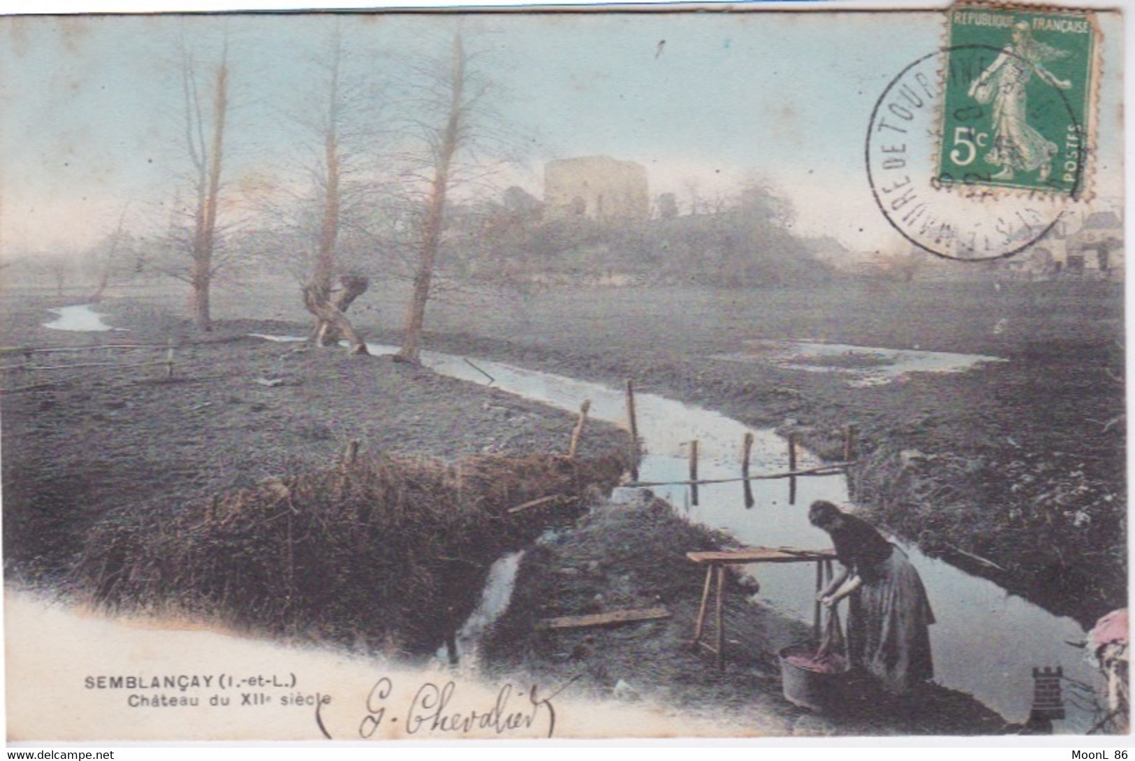 37 - SEMBLANÇAY - RARE CPA PIONNIERE EN COULEUR - FEMME LESSIVEUSE BAC A LINGE  ET CHATEAU AU FOND - Semblançay