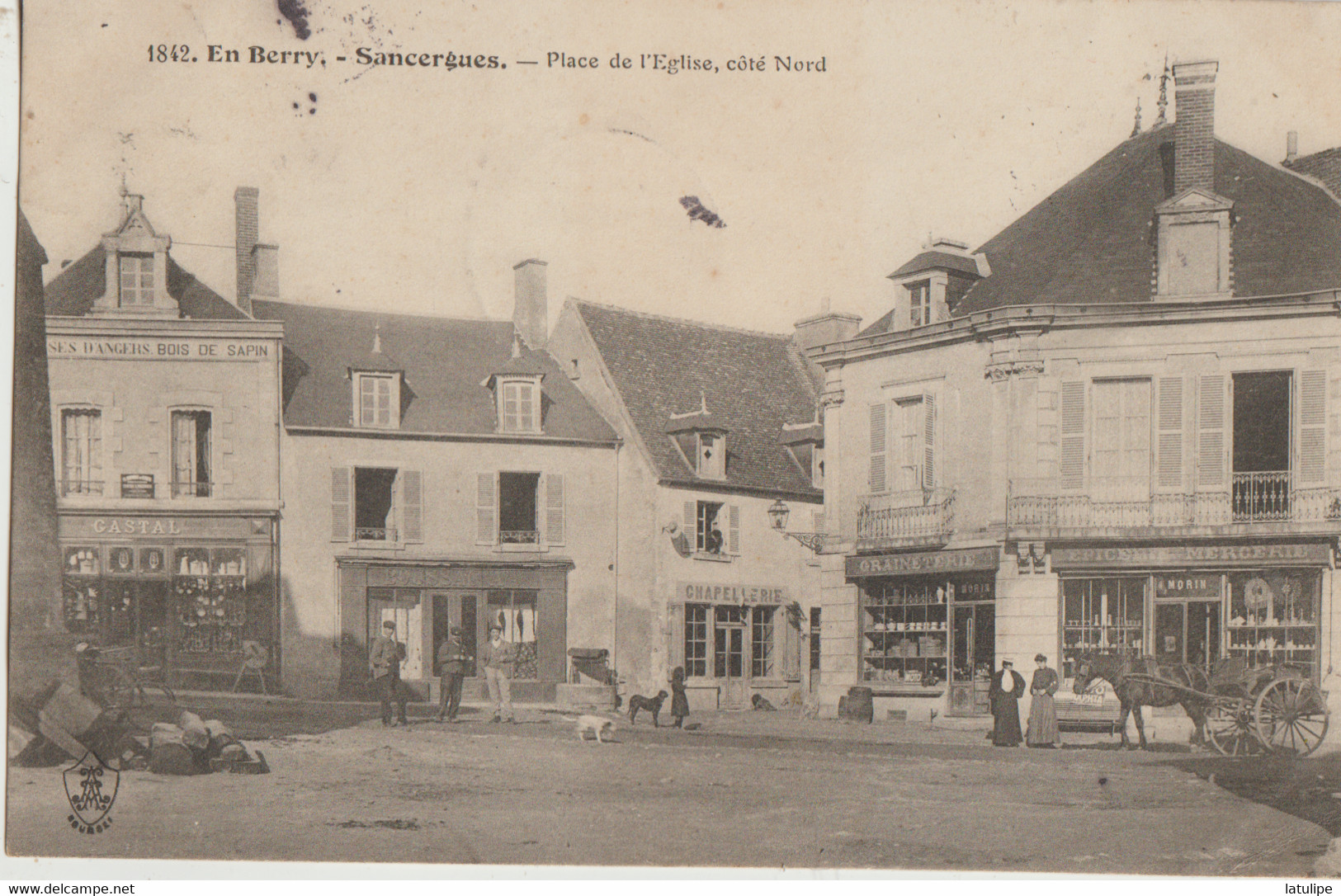 Sancergues  18  La Place De L'Eglise Tres Animée Coté-Nord_Attelage-Epicerie Chapellerie-Café -Attelage Charette - Sancergues