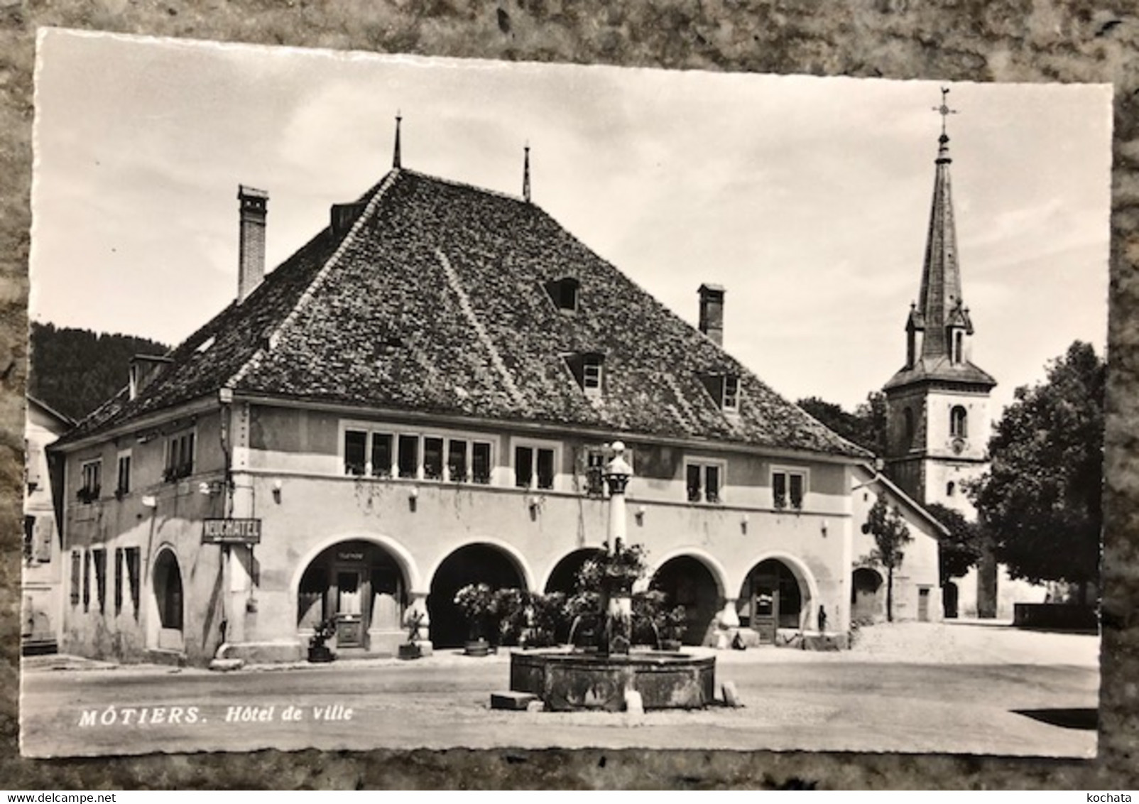 SANG087, Môtiers, Val De Travers, Hôtel De Ville, Panneau Direction NEUCHÂTEL, A. Deriaz, 8305, Non  Circulée - Môtiers 