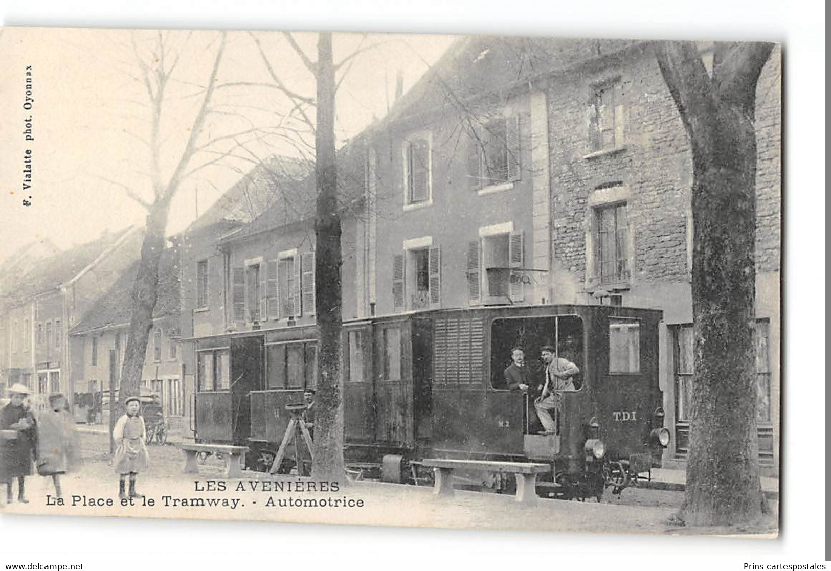 CPA 38 Les Avenieres La Place Le Tramway Automotrice - Les Avenières