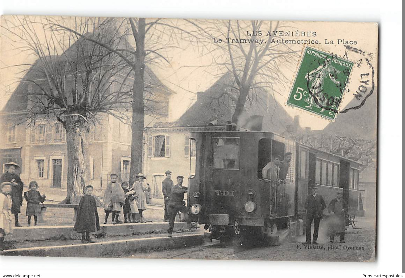 CPA 38 Les Avenieres La Place Le Tramway Automotrice - Les Avenières