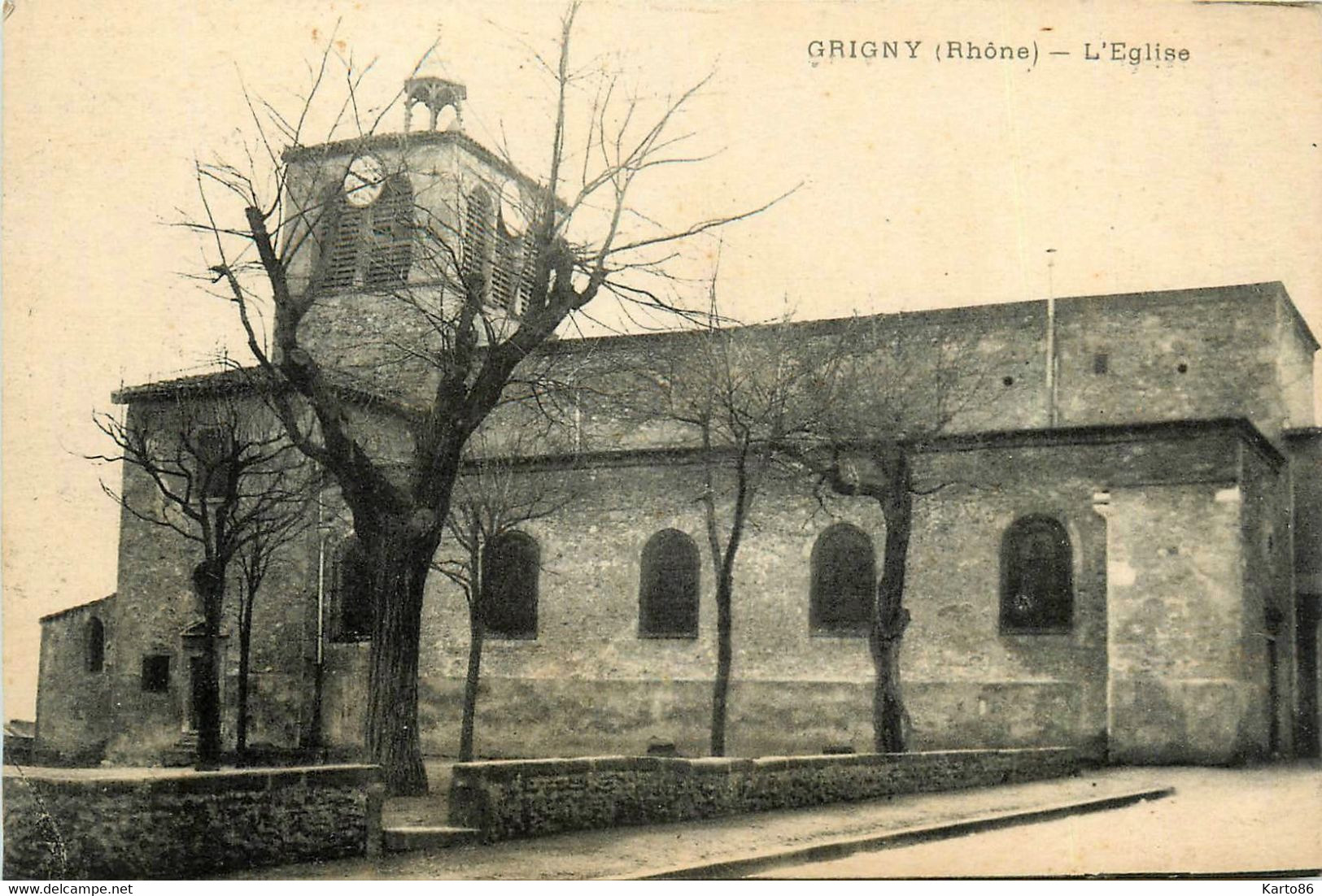 Grigny * Rue Et Vue Sur L'église Du Village * Arbre - Grigny