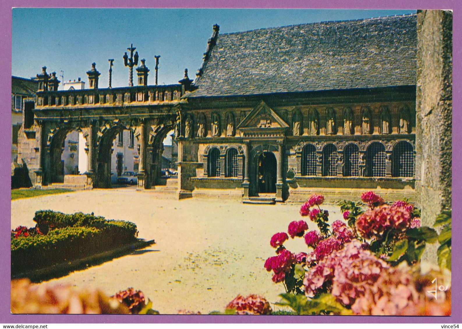 SIZUN - L'arc De Triomphe Et La Chapelle Ossuaire - Renault R12 Auto - Sizun