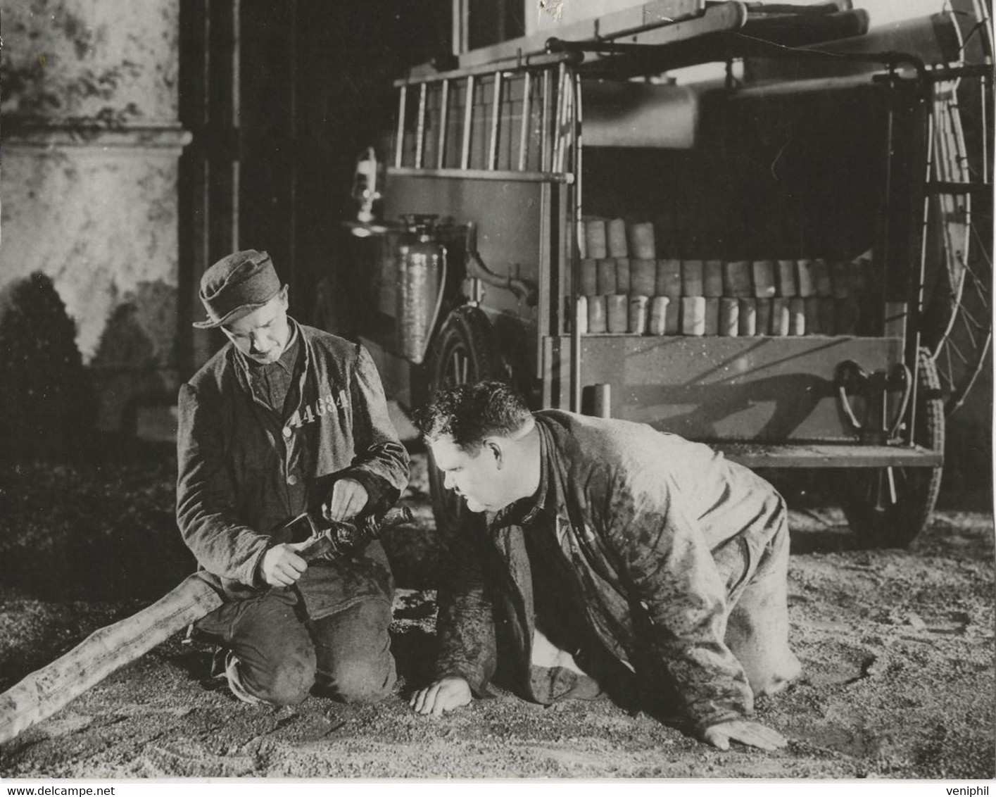 2 PHOTOS CINEMA  DE FILM DE LAUREL ET HARDY - ANNEE 1950 - Célébrités