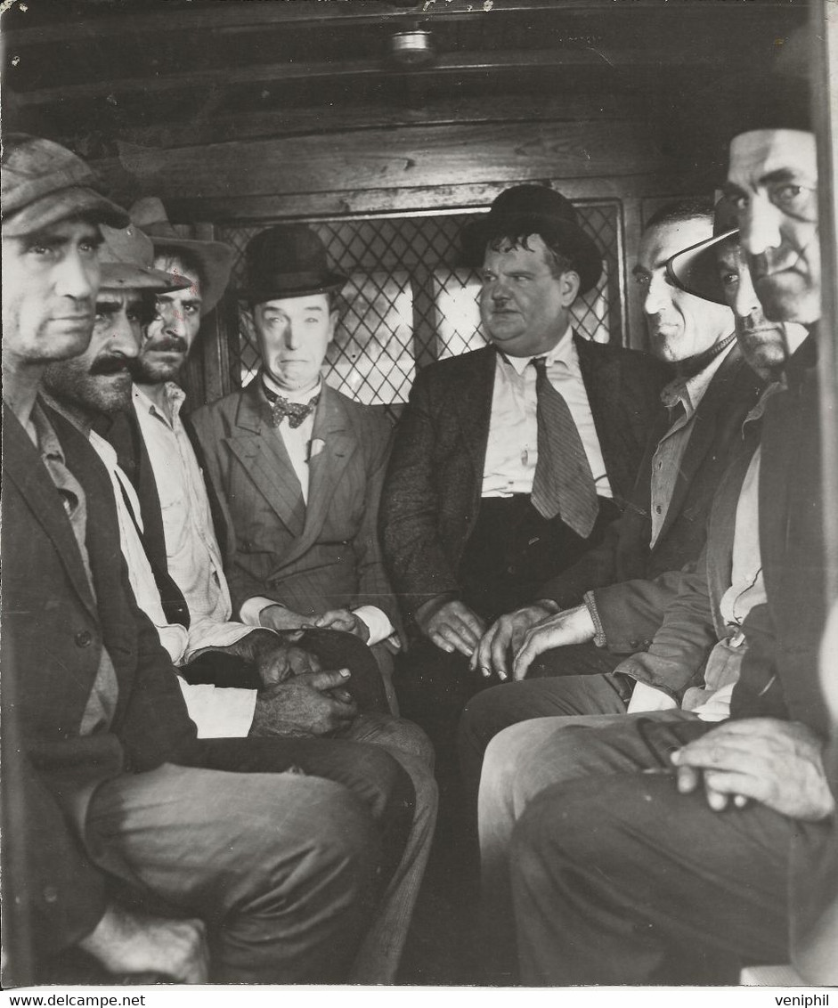 2 PHOTOS CINEMA  DE FILM DE LAUREL ET HARDY - ANNEE 1950 - Célébrités