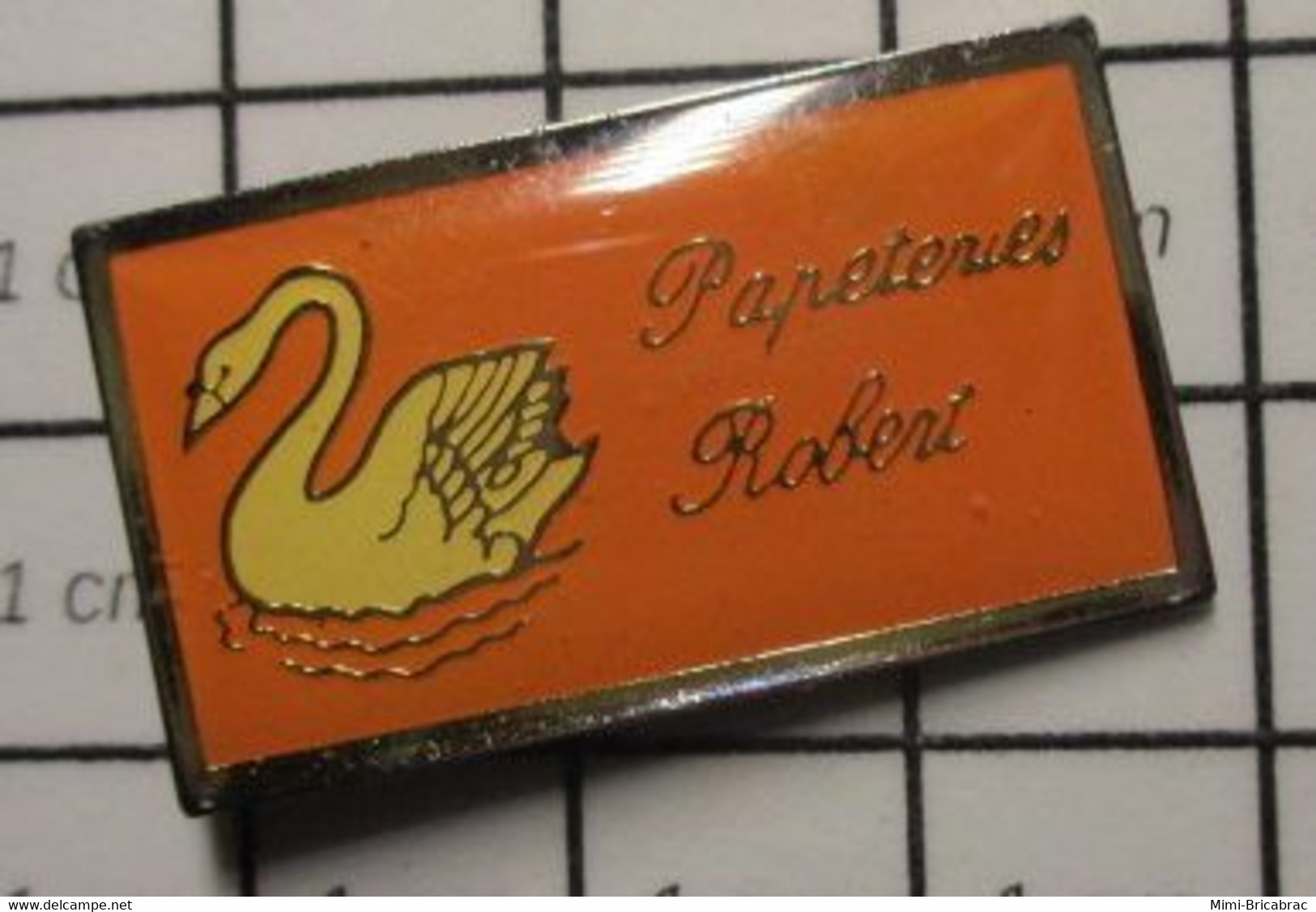 413e Pin's Pins / Beau Et Rare / THEME : ANIMAUX / OISEAU CYGNE PAPETERIE ROBERT - Mitsubishi