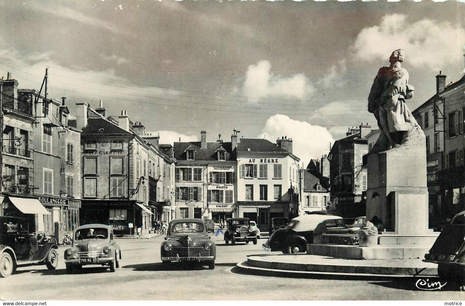 PITHIVIERS - Place Du Martroi Et Monument Aux Morts, Voitures Dont Peugeot 203. - Pithiviers