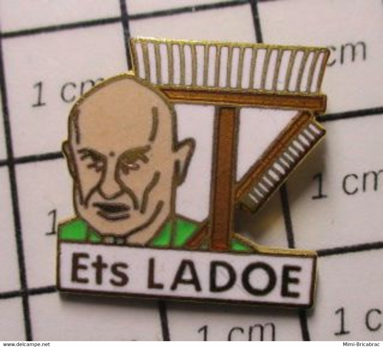 1215a Pin's Pins / Beau Et Rare / THEME : CINEMA / BALAI ET BROSSE ETS LADOE - Cinéma