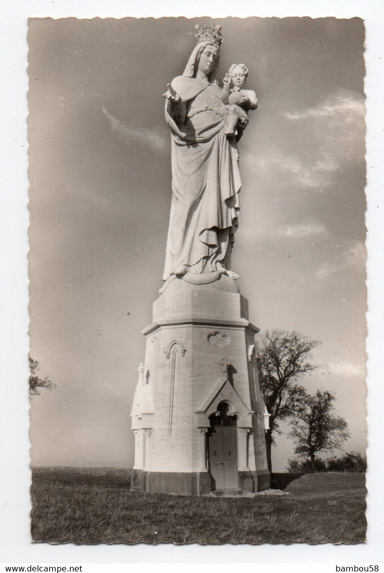 CPSM * NOTRE DAME DE VEYRE MONTON * PUY DE DOME * STATUE MONUMENTALE * Carte Glacée & Dentelée * Phot L. Gendre - Veyre Monton