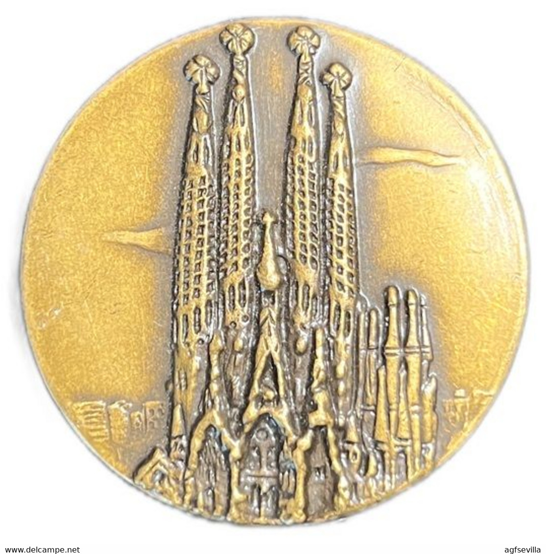 ESPAÑA. MEDALLA DE IBERIA, DEDICADA A BARCELONA. SAGRADA FAMILIA. BRONCE. ESPAGNE. SPAIN MEDAL - Profesionales/De Sociedad