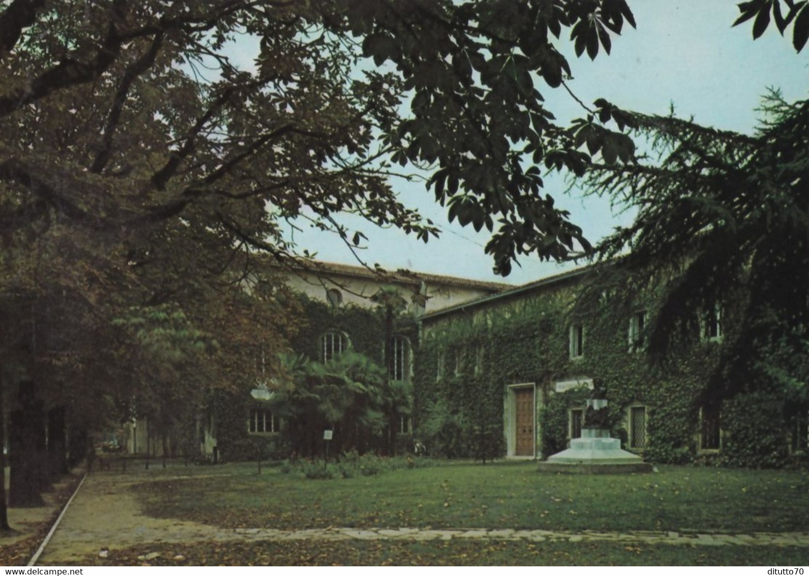 Faenza - Fonte Del Museo Internazionale Del Ceramiche Con L'ingresso Principale Affiancato Dal Monumento Al Generale Raf - Faenza