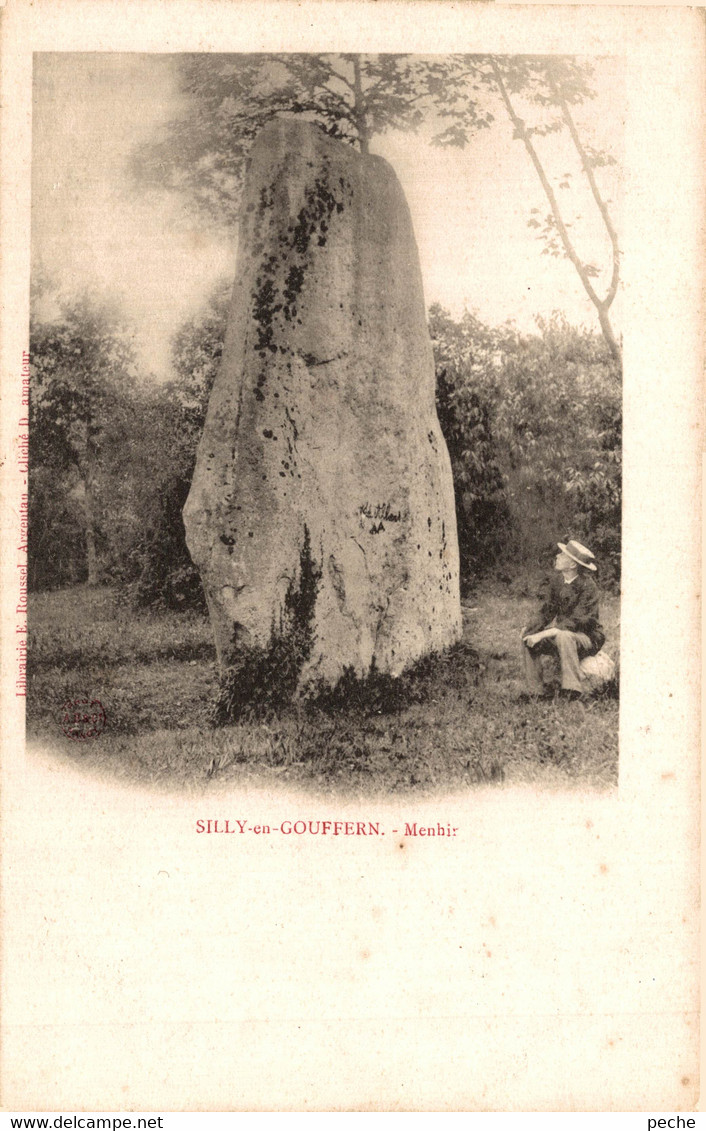 N°90522 -cpa Silly En Gouffern -menhir- - Dolmen & Menhirs