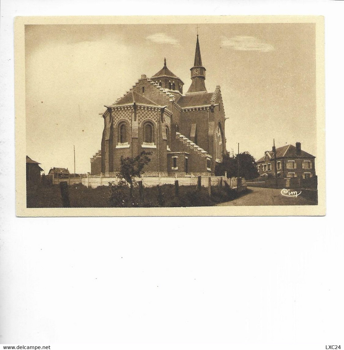 COMBLES. ABSIDE DE L' EGLISE ET PRESBYTERE. - Combles