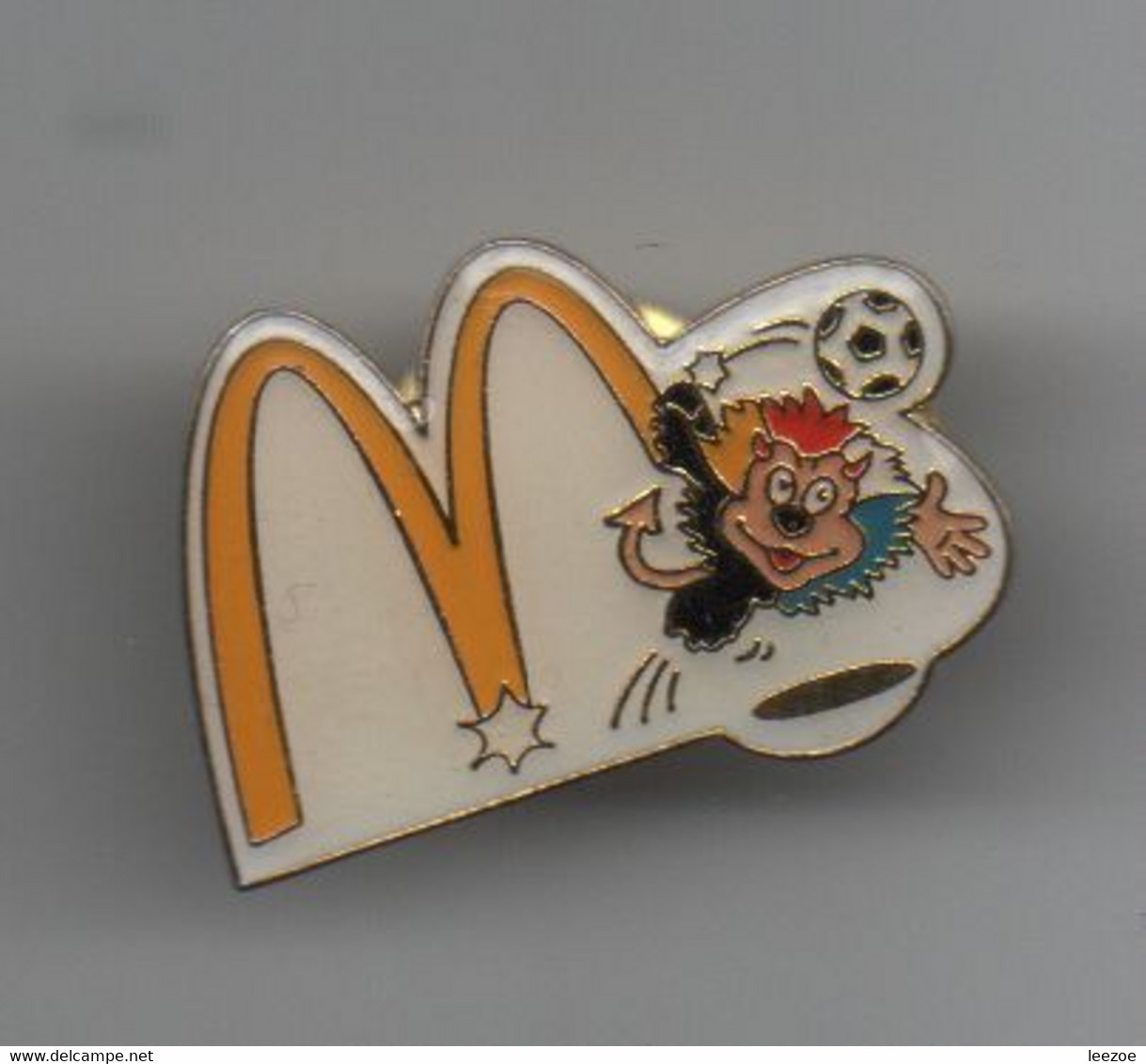 Pin's McDonald's Sponsoring UEFA TM, Dos Doré ©1998 UEFA TM ©2000 McDonald's TM, Foot, Lion, Sport..............BT25 - McDonald's